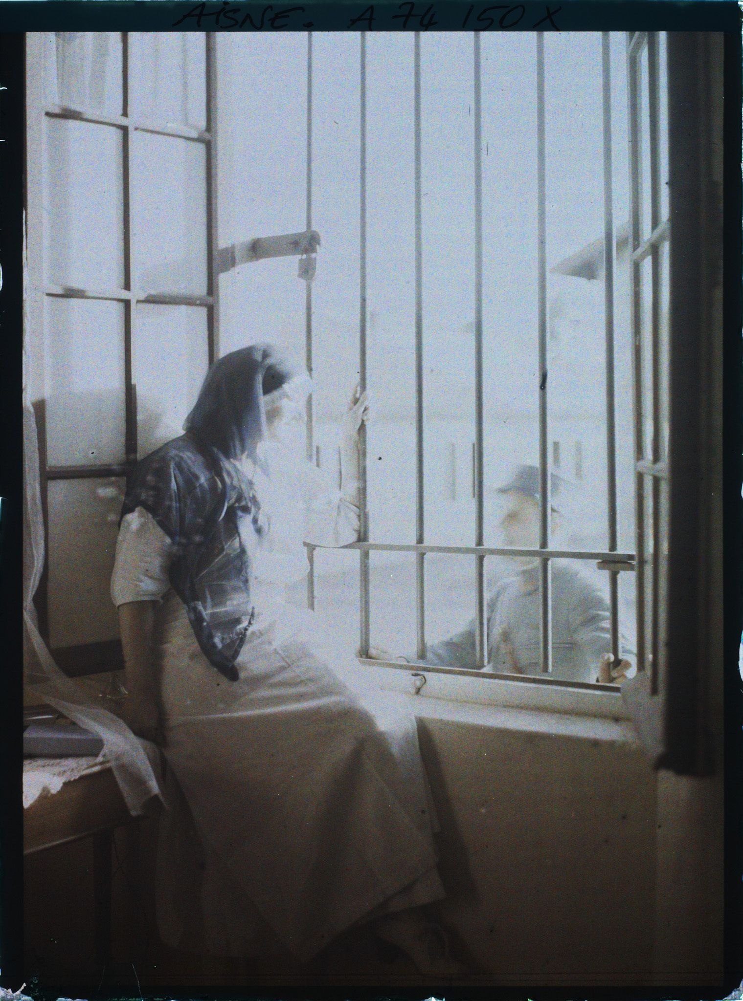 Image représentant Infirmière discutant avec un soldat à travers une fenêtre