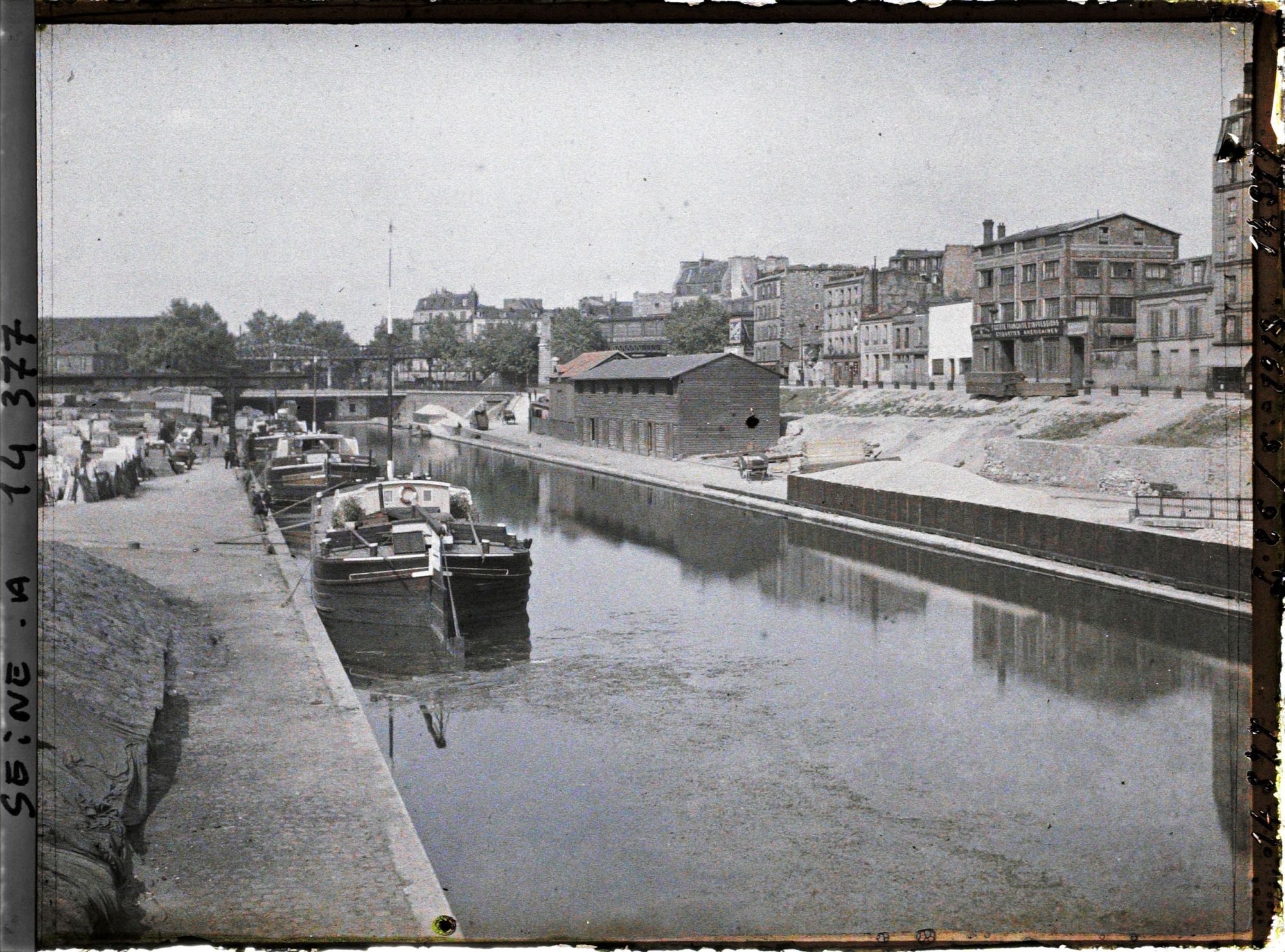 Image représentant Le canal Saint-Martin vu depuis le pont de la rue Louis-Blanc vers la place de la Bataille-de-Stalingrad