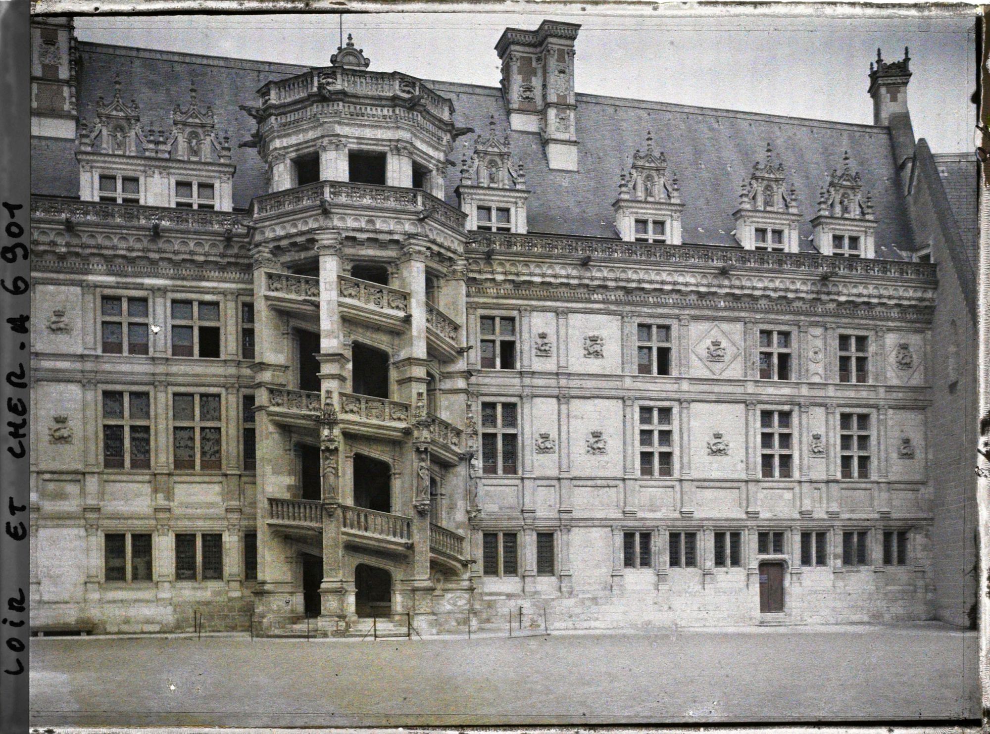 Image représentant L'escalier monumental de la cour intérieure du château