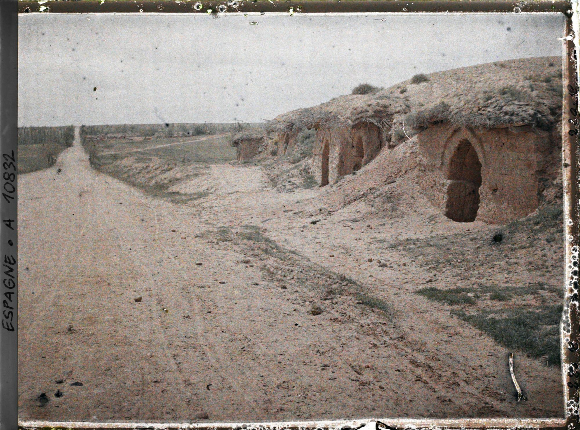 Image représentant Espagne, de Léon à Astorga, Les bodegas de Valverde, la route et, dans le fond, le Village de San Miguel del Camino.