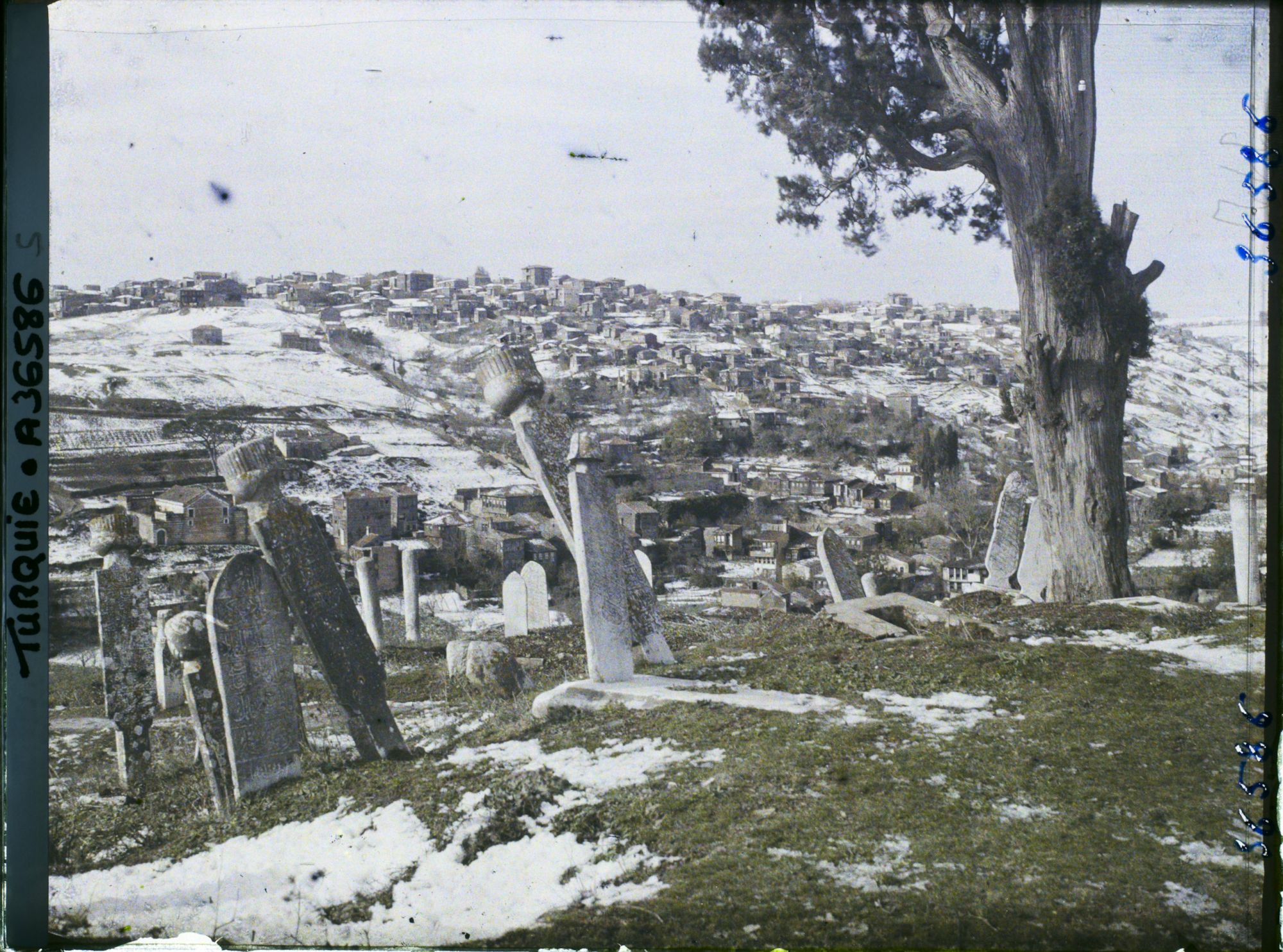 Image représentant Turquie, Constantinople - Eyoub, Cimetière d'Eyoub - Le Cimetière sous la neige vers le Village