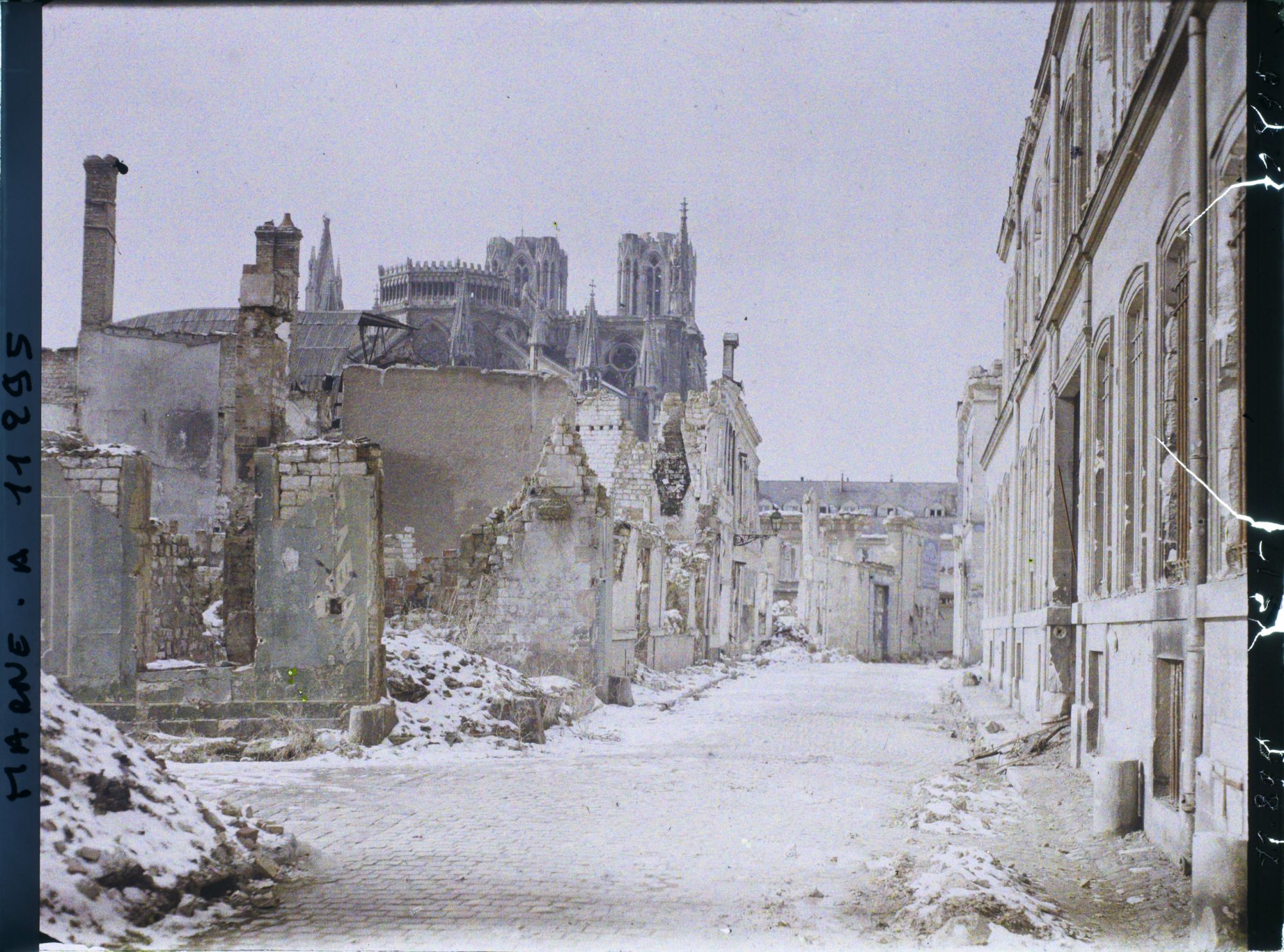 Image représentant La rue Eugène Desteuque, avec au fond la cathédrale