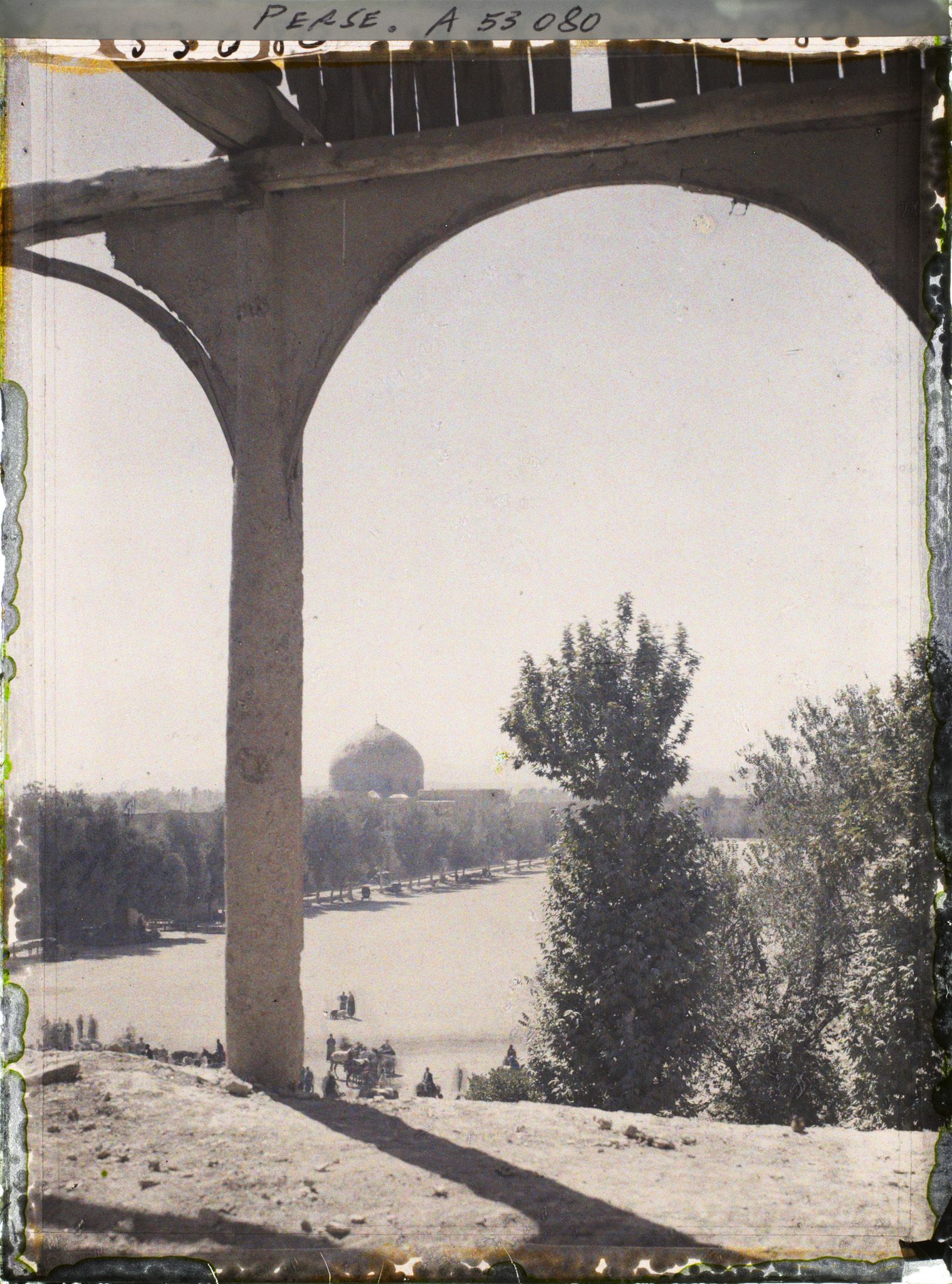 Image représentant Vers le dôme de la Masdjid-i-Sadr (mosquée du Cheikh Lotfallah), côté est de la Meydan-i-Chah