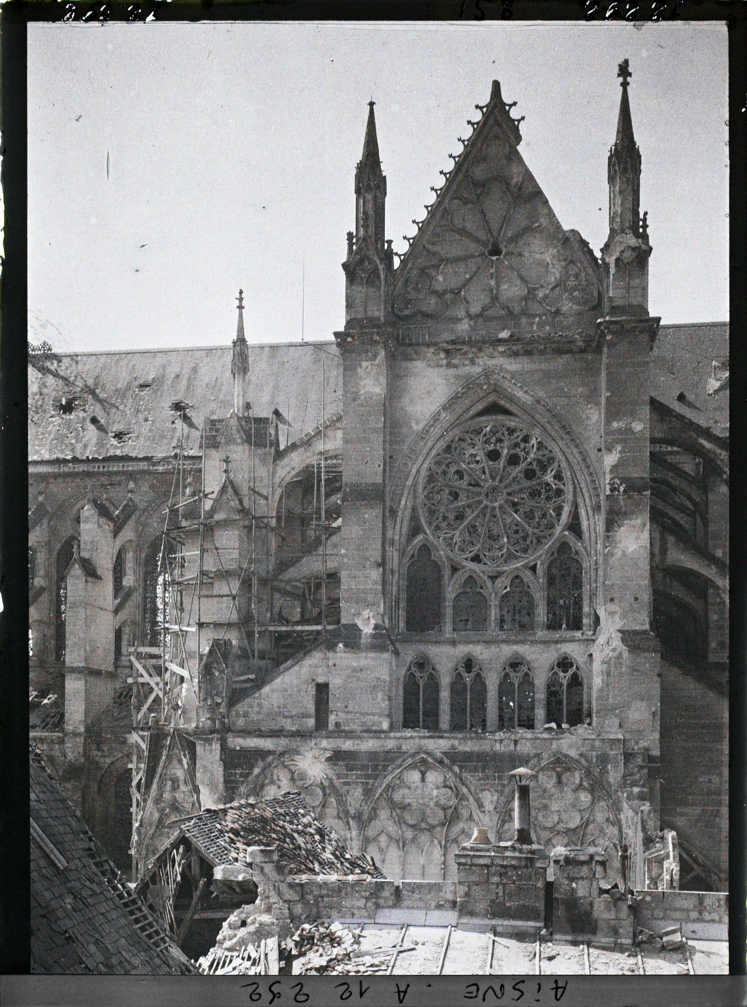 Image représentant Le transept nord et l'abside de la cathédrale Saint-Gervais-et-Saint-Protais endommagés