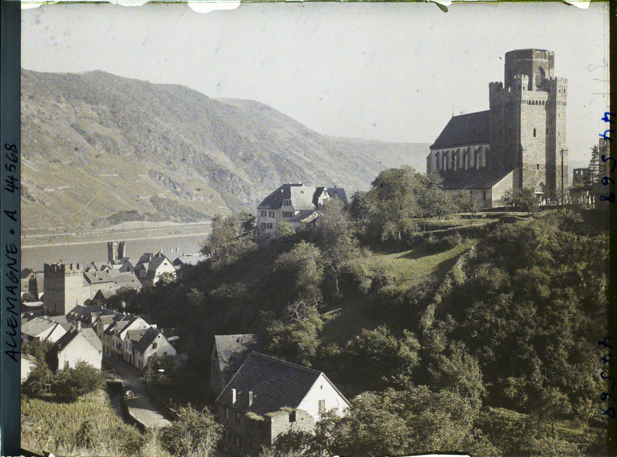 Image représentant Allemagne, Oberwesel, Eglise St Martin et Village