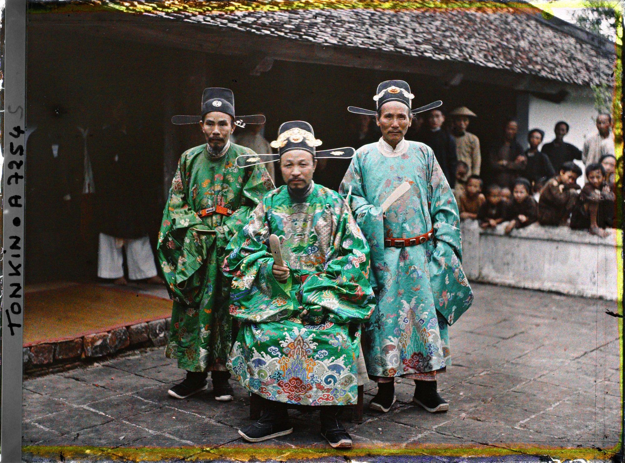 Image représentant Un mandarin militaire, un chef de province et un préfet en costume d'audience solennelle au Van-mieu, temple confucéen de la " Culture littéraire "