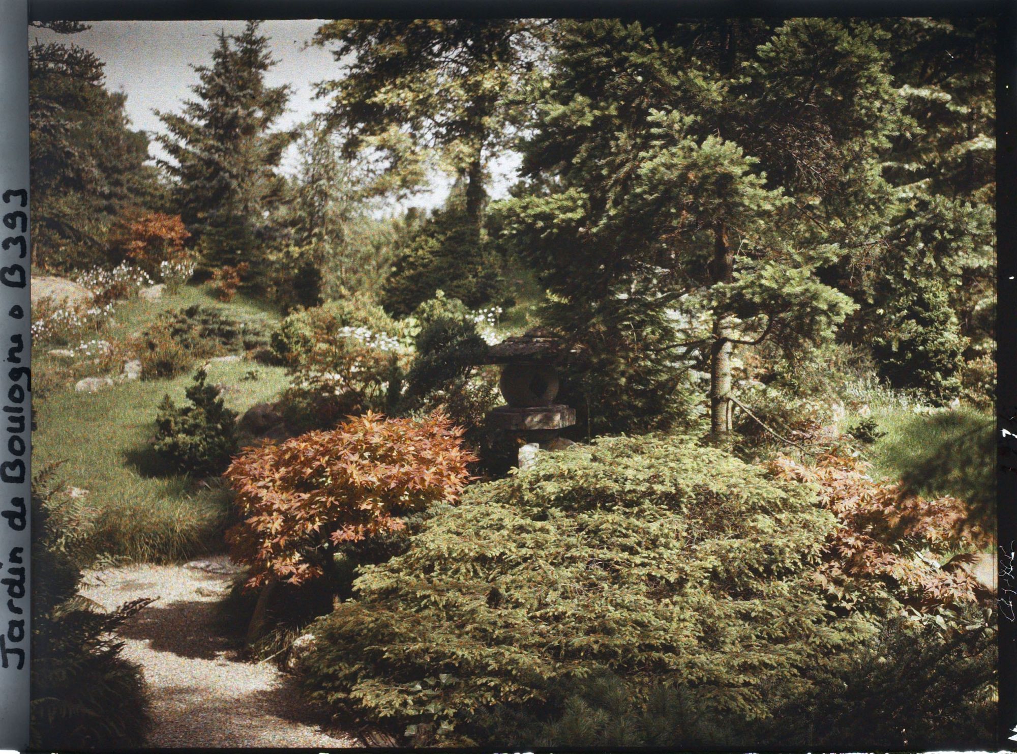 Image représentant Lanterne cachée dans la verdure, entre la maison ouest et la maison de thé du " village japonais "