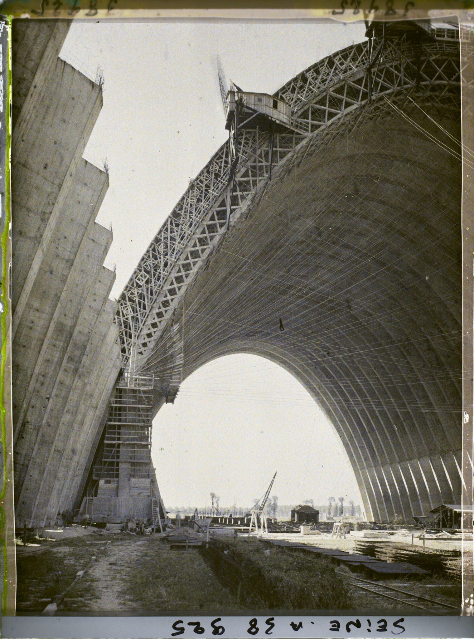 Image représentant Vue de l'intérieur d'un des hangars à dirigeables en construction.