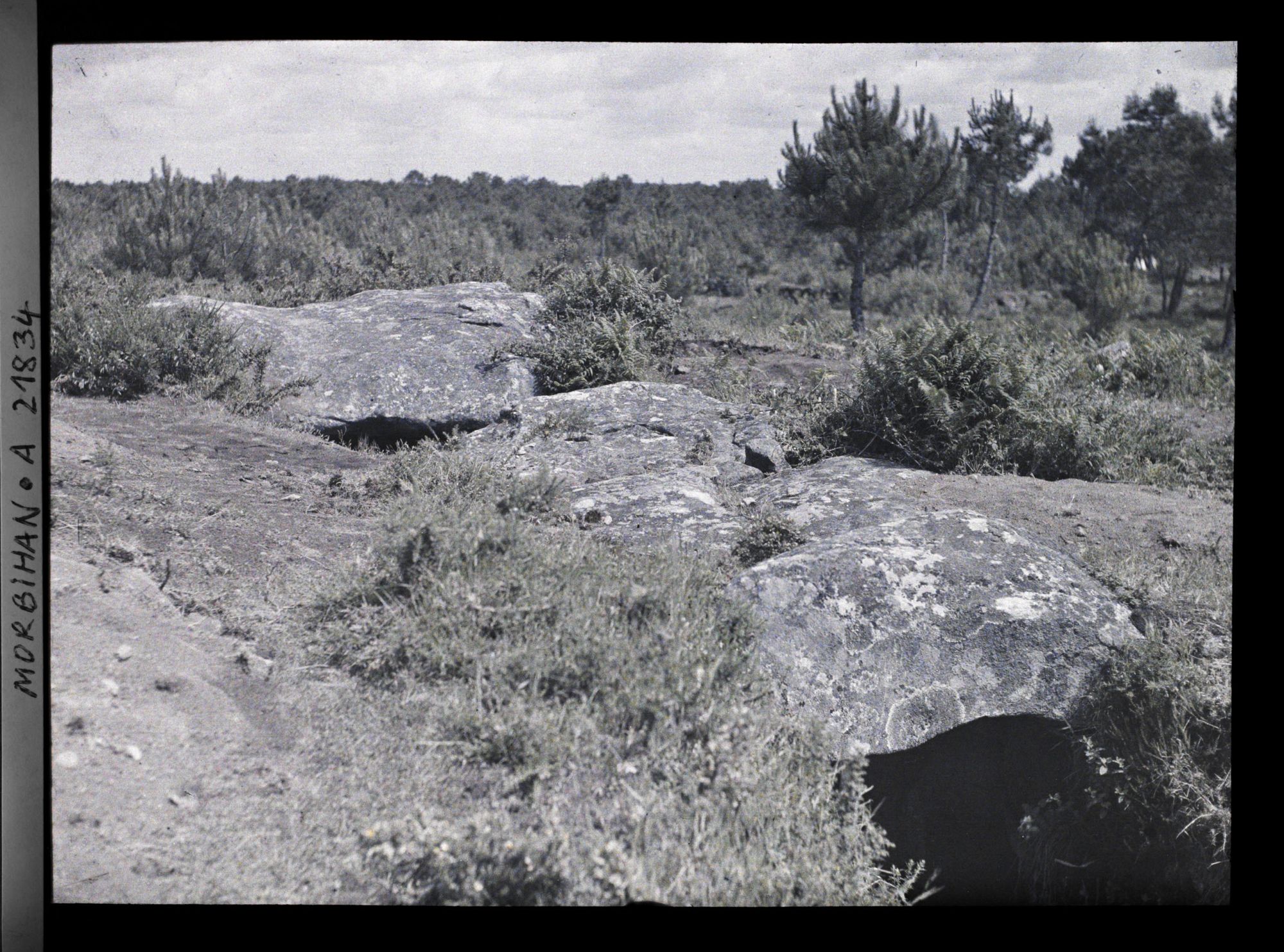 Image représentant Le dolmen est, situé sous le niveau du sol, de Mané-Kerioned, route d'Auray à Carnac