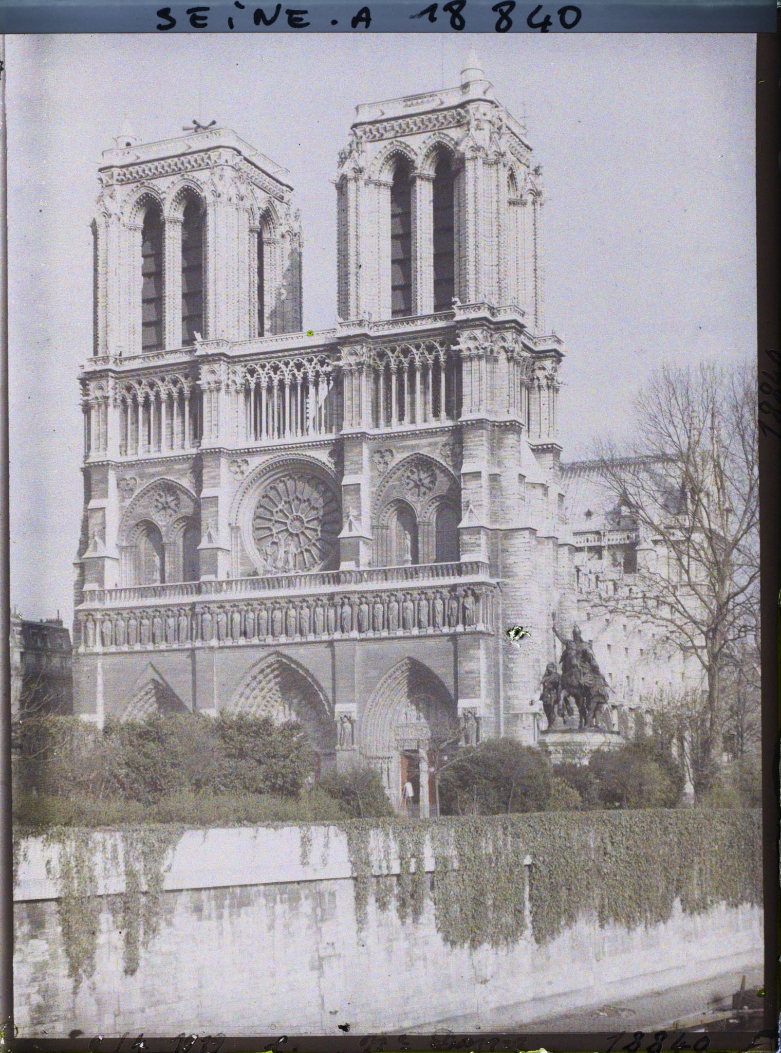 Image représentant La cathédrale Notre-Dame de Paris vue du Petit-pont