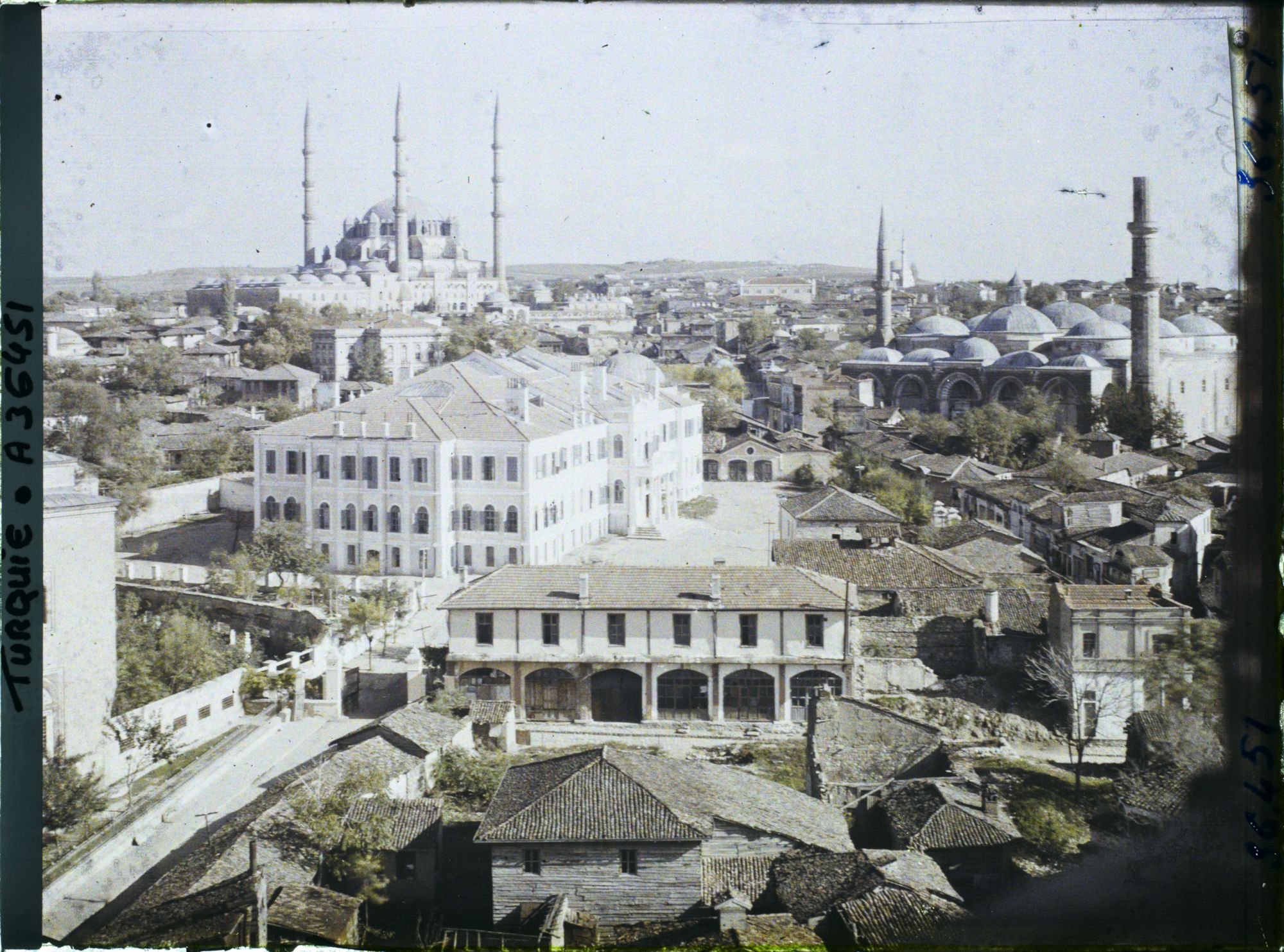 Image représentant Selimiye Camii (Mosquée du Sultan Selim II, ou (Grande Mosquée) à gauche. A droite, l'Eski Camii (la Vieille Mosquée)