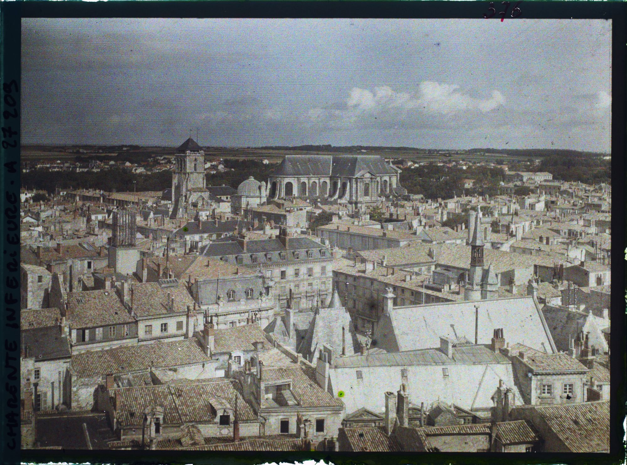 Image représentant Panorama de la ville avec vue sur la cathédrale Saint-Louis, depuis la tour de l'église Saint-Sauveur