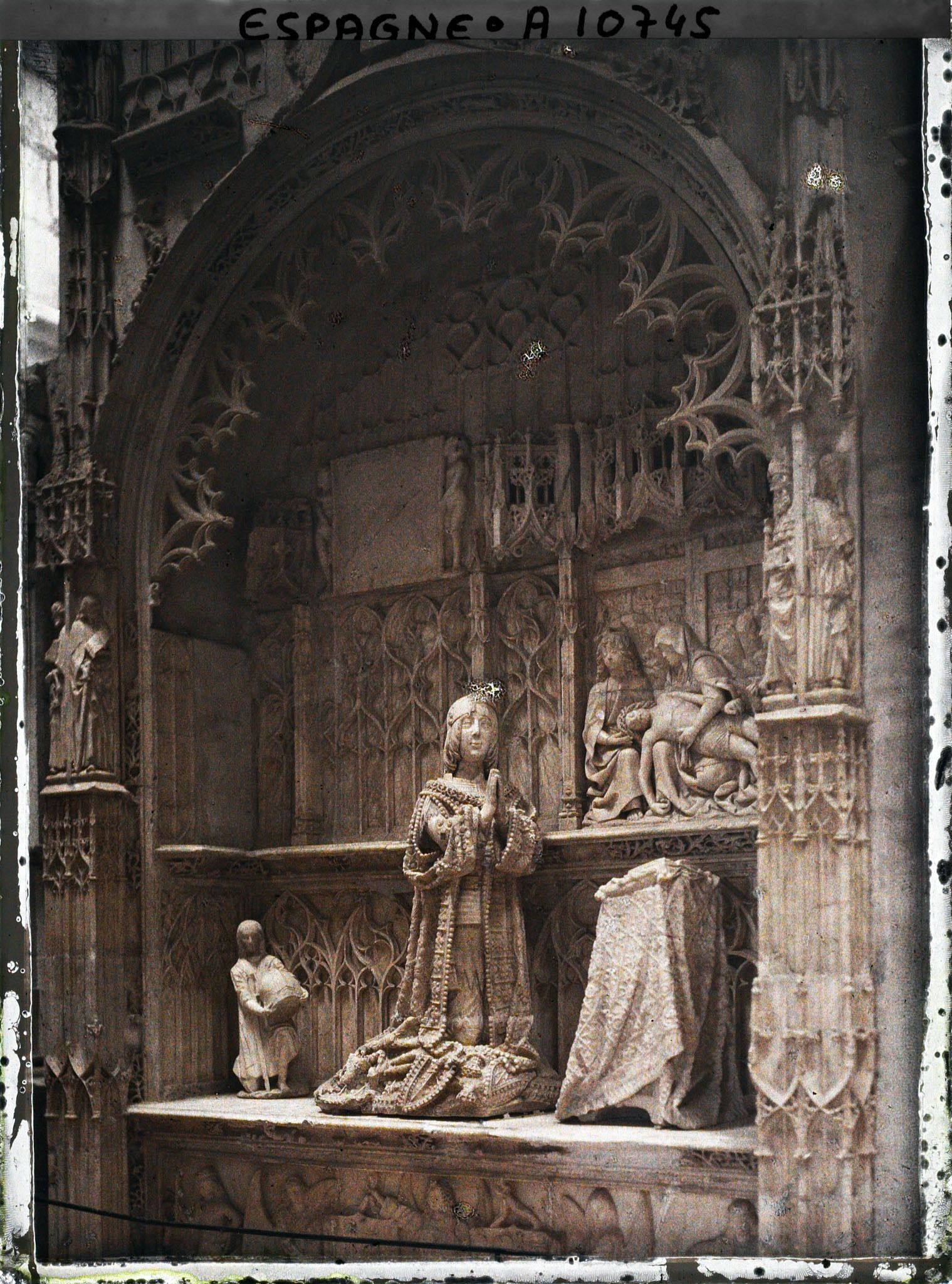 Image représentant Espagne, Burgos, Musée Archéologique Provincial : Sepulcre en Albâtre de Juan de Padilla, page des Rois Catholiques