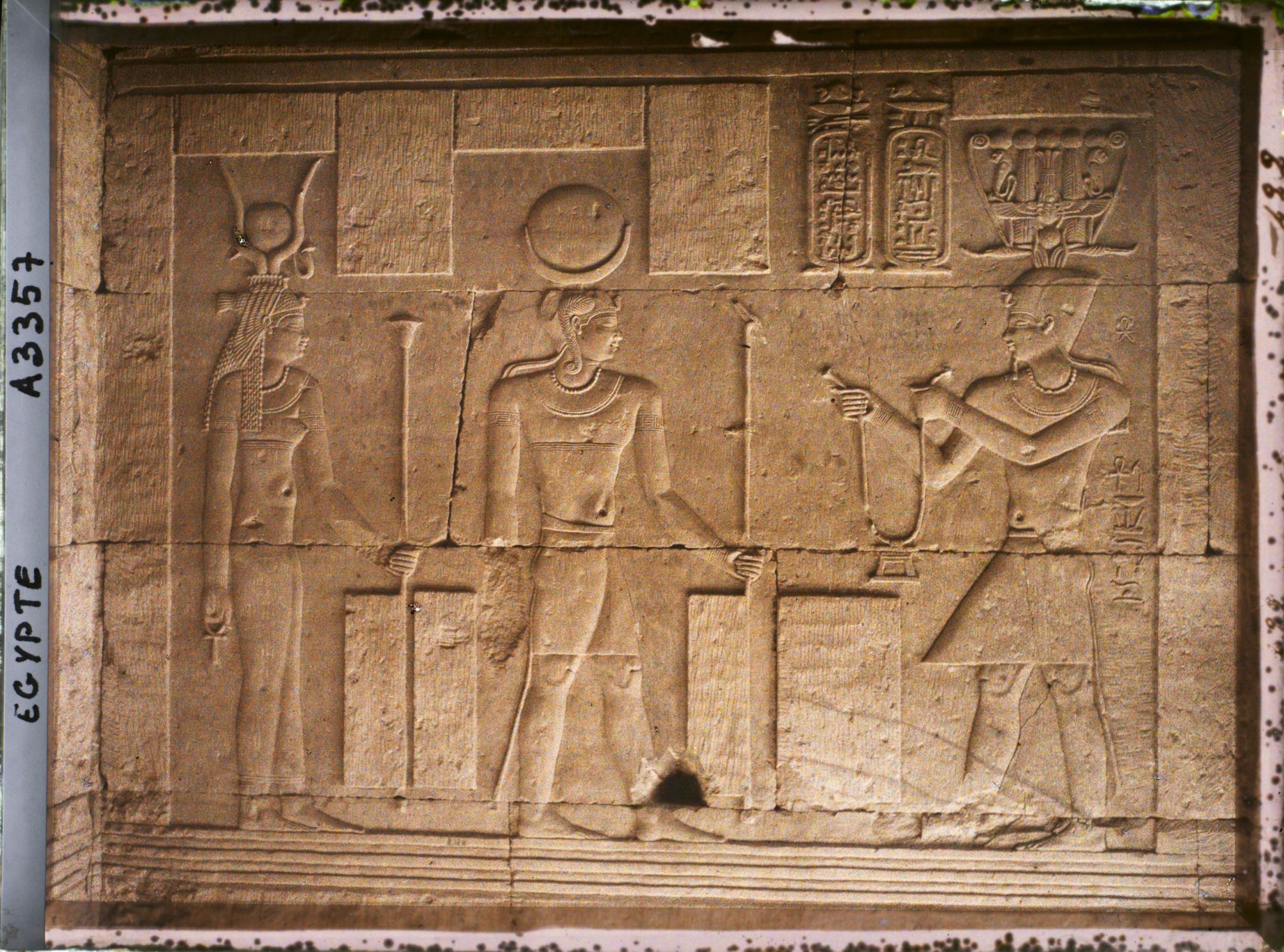 Image représentant Bas-relief visible à l'intérieur du temple