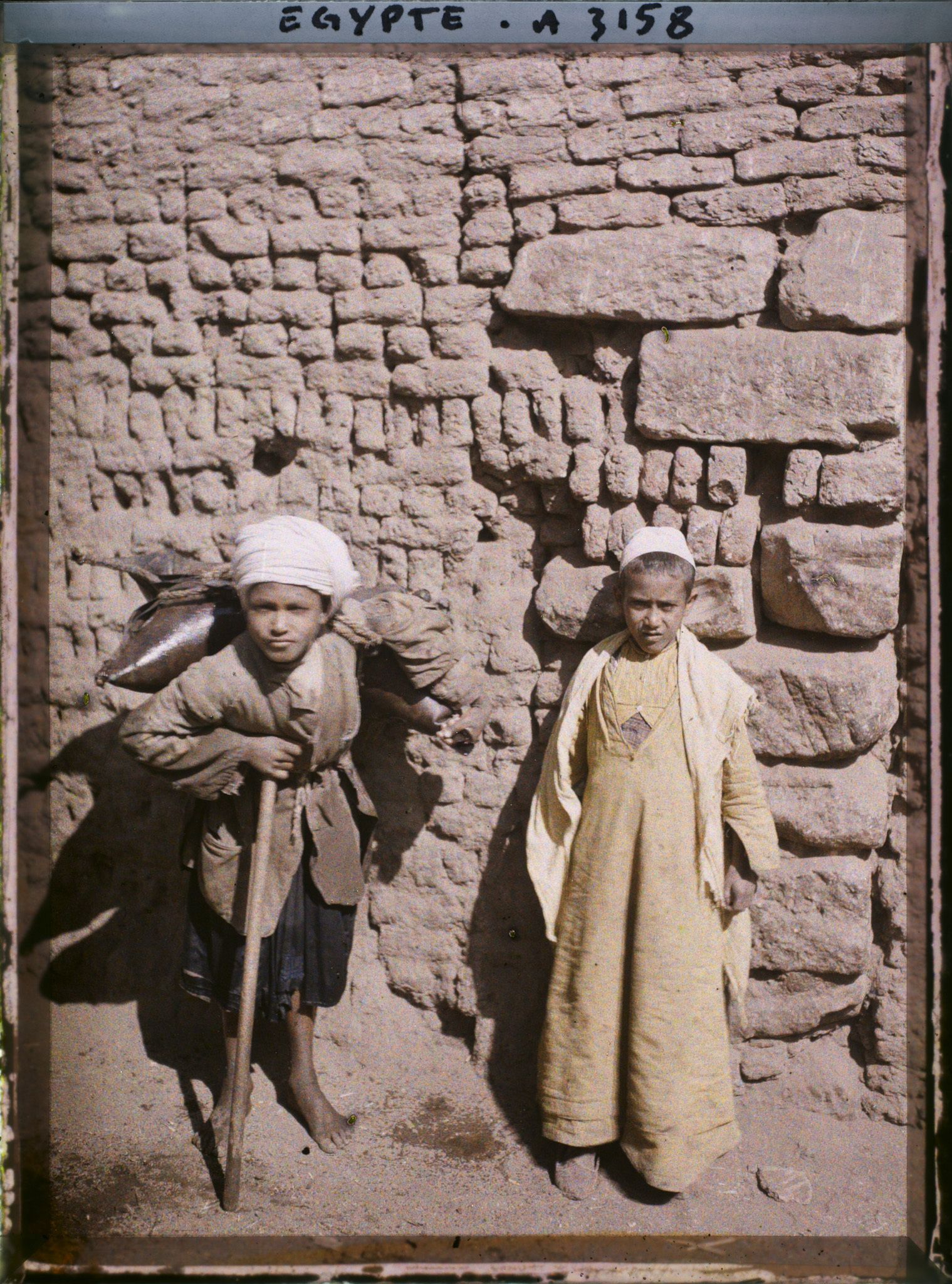 Image représentant Deux enfants dans une rue de la ville
