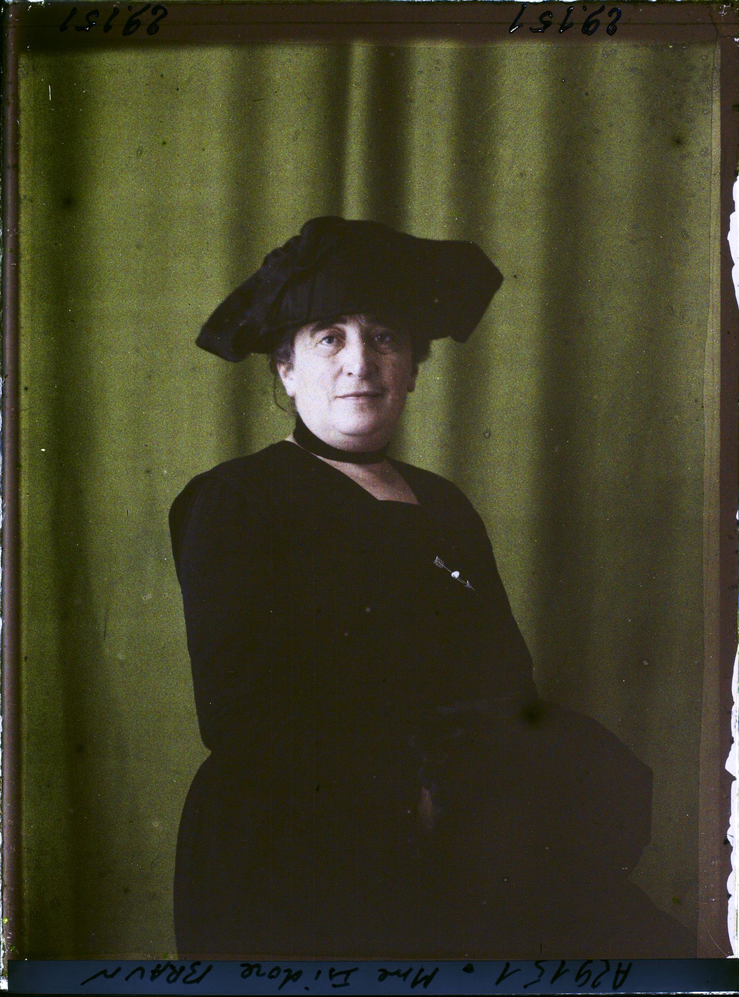 Image représentant https://musee-albert-kahn.s-museum.fr/home/NWQ2OTAwYzNmYjZlZTk1ZWQwODJmMjY4L2dlbmVyaWMtbm90aWNlLXRhYi9hdXRob3JpdHkvNjE3YTc5ZjVjZjhiODk2OGIzMzM3ZDIx/5d6900c3fb6ee95ed082f268/generic-notice-tab/authority/617a79ebcf8b8968b333697b Madame Isidore Braun