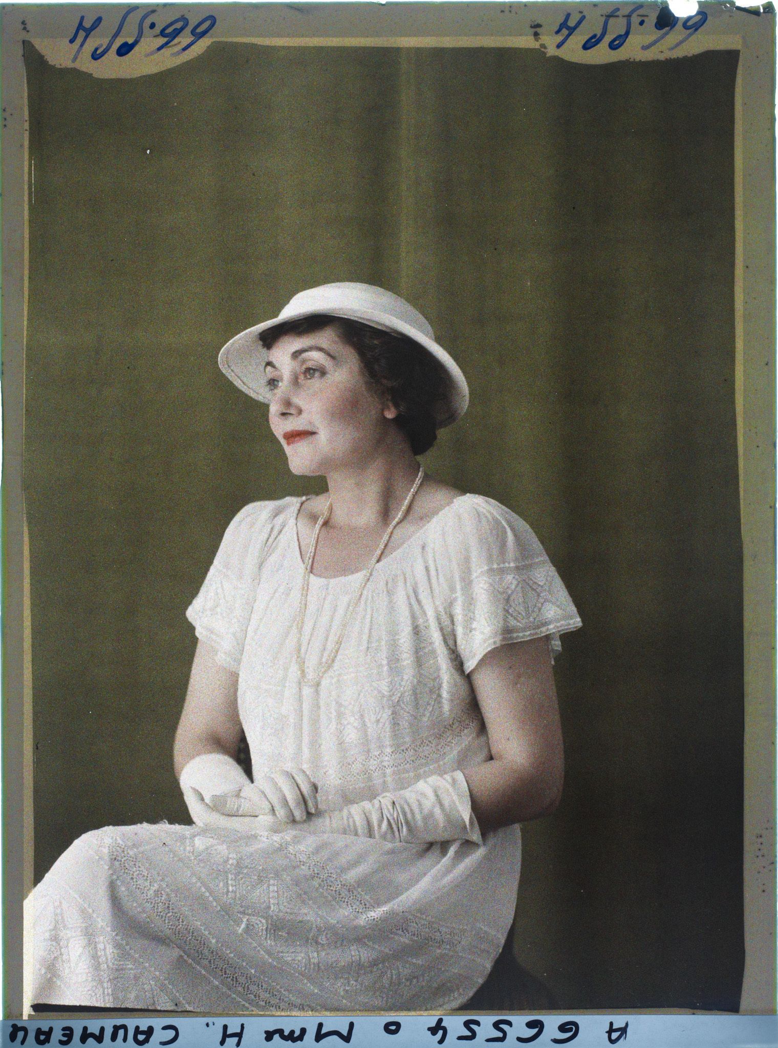 Image représentant https://musee-albert-kahn.s-museum.fr/home/NWQ2OTAwYzNmYjZlZTk1ZWQwODJmMjY4L2dlbmVyaWMtbm90aWNlLXRhYi9hdXRob3JpdHkvNjE3YTc5ZjVjZjhiODk2OGIzMzM3ZDIx/5d6900c3fb6ee95ed082f268/generic-notice-tab/authority/617a79ebcf8b8968b3336a46 Madame H. Caumeau