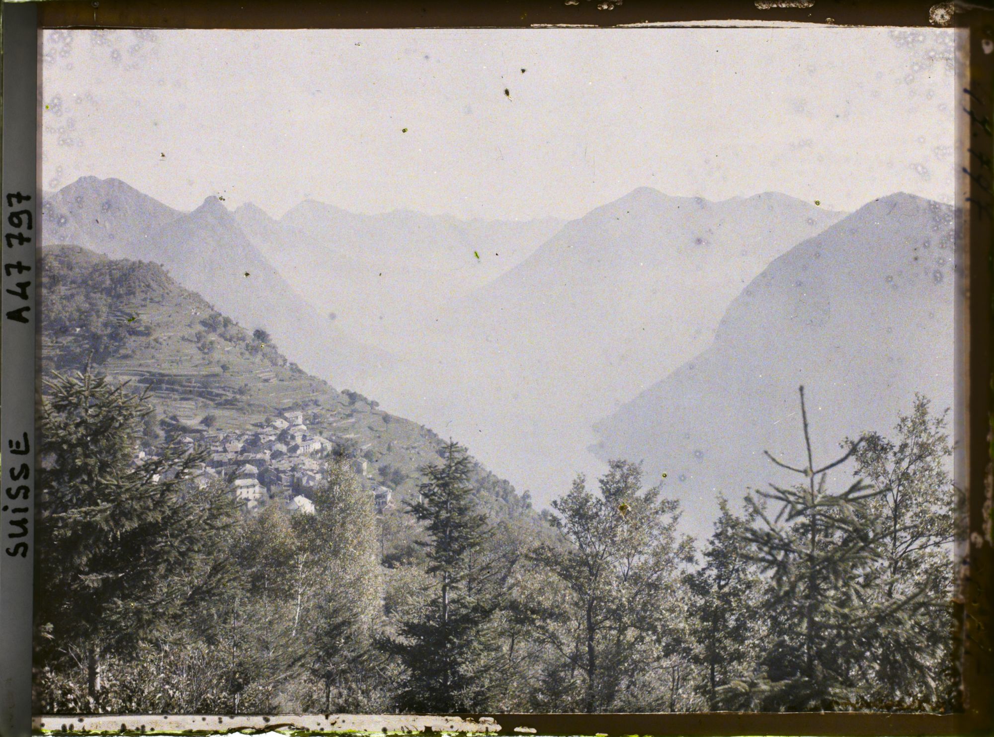 Image représentant Le village de Brè vu du chemin qui mène au Monte Brè et le lac de Lugano
