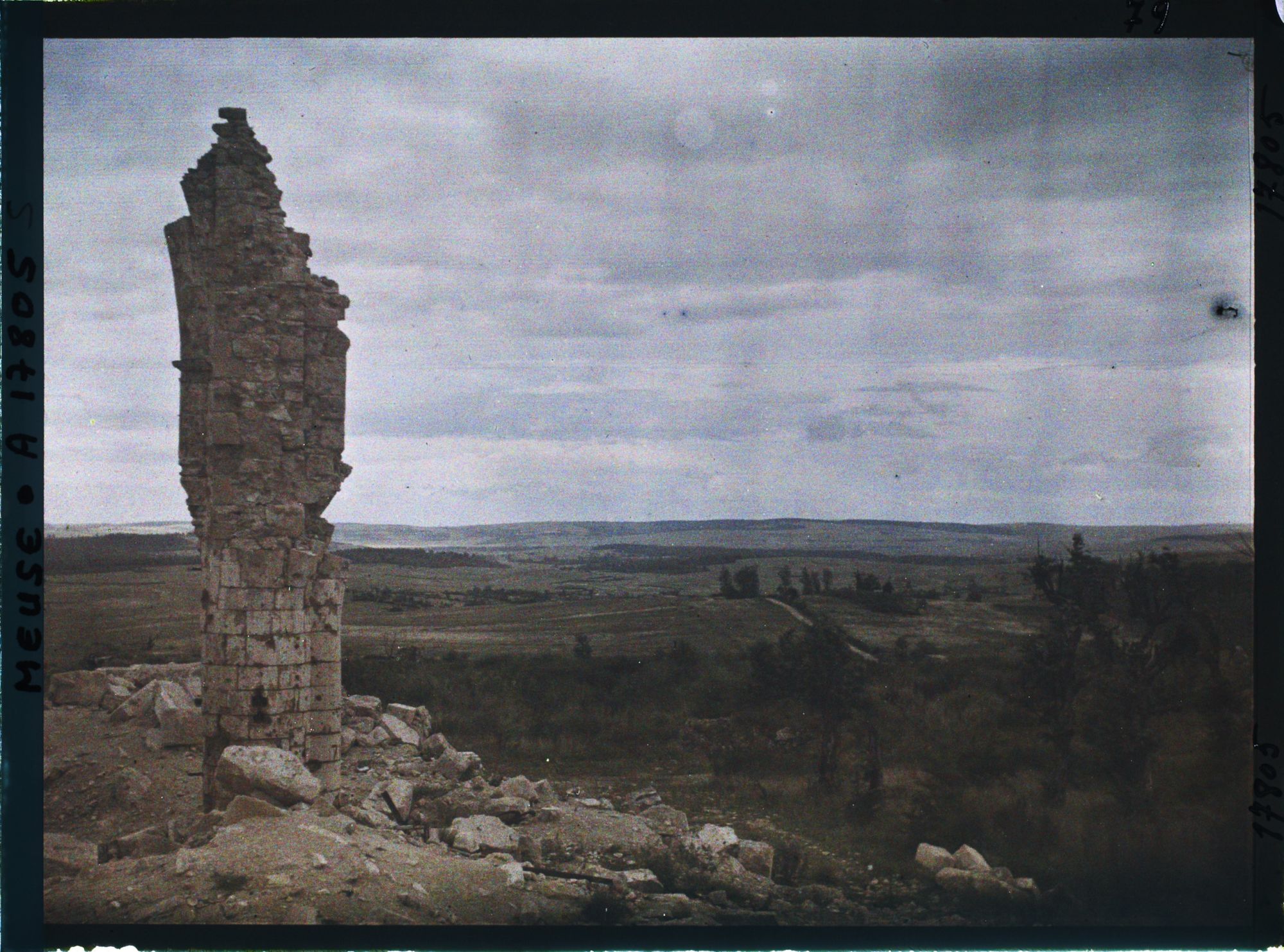 Image représentant France, Montfaucon, Les Hauts de Meuse et les ruines de l'Eglise de Montfaucon