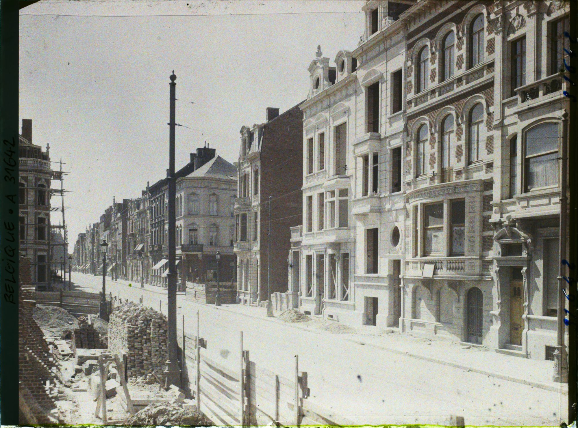 Image représentant Belgique, Louvain, La Rue des Alliés reconstruite vers l'Hôtel de Ville