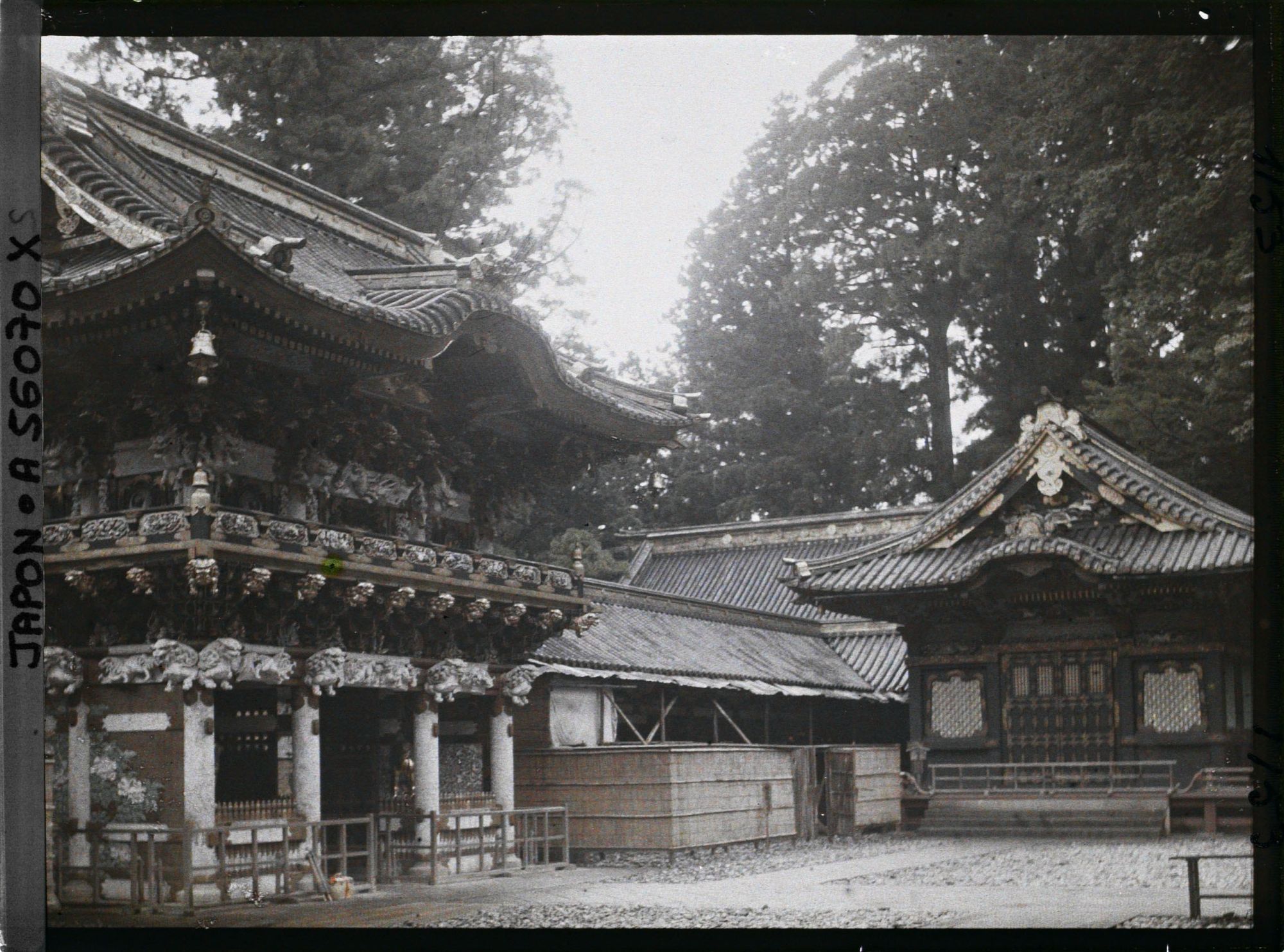 Image représentant Sanctuaire Tôshôgu : La Yômeimon (ou Higurashimon) et à droite le Shinyosha
