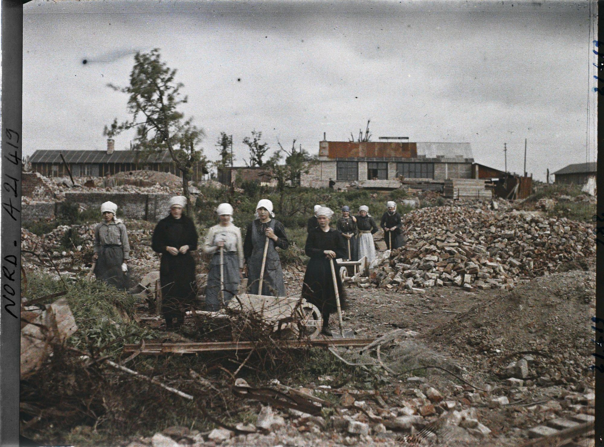 Image représentant France, La Bassée, Femmes du pays au déblaiement