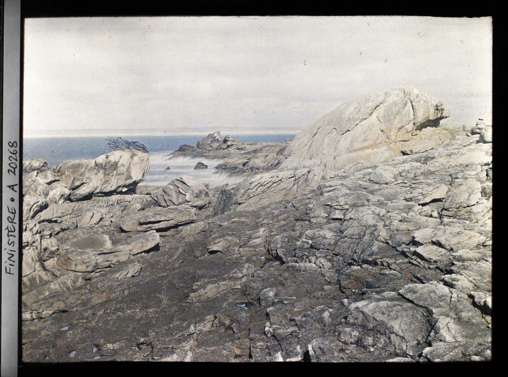 Image représentant Rochers en bord de mer et la baie d'Audierne au fond