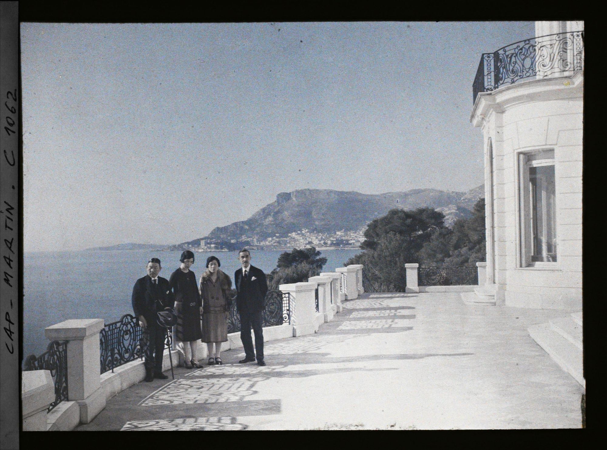 Image représentant Des membres de la suite du prince et de la princesse de Corée, invités par Albert Kahn, sur la terrasse de la grande villa