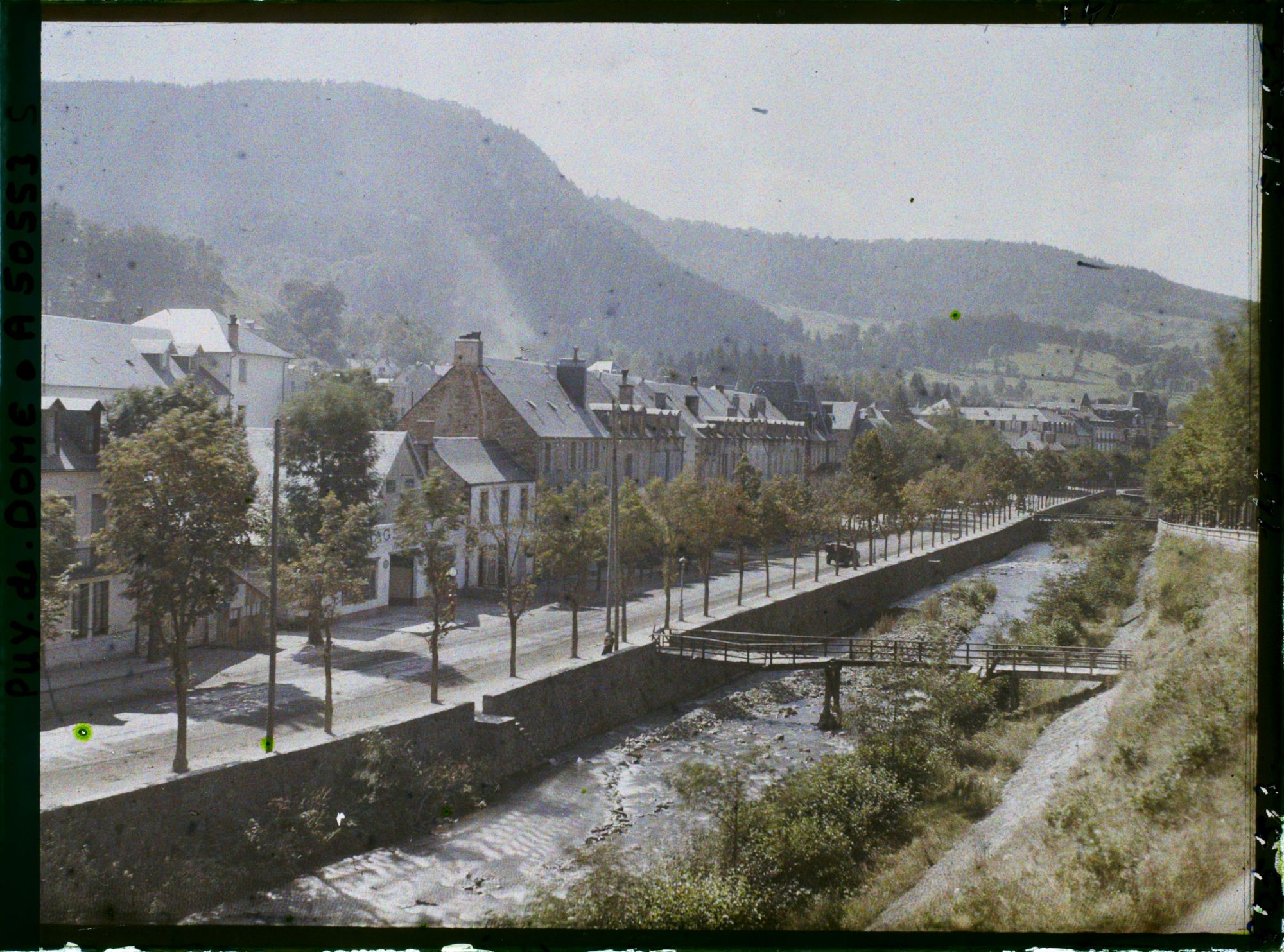 Image représentant France, La Bourboule, La Dordogne et la Vllle - Vue prise de la Gare