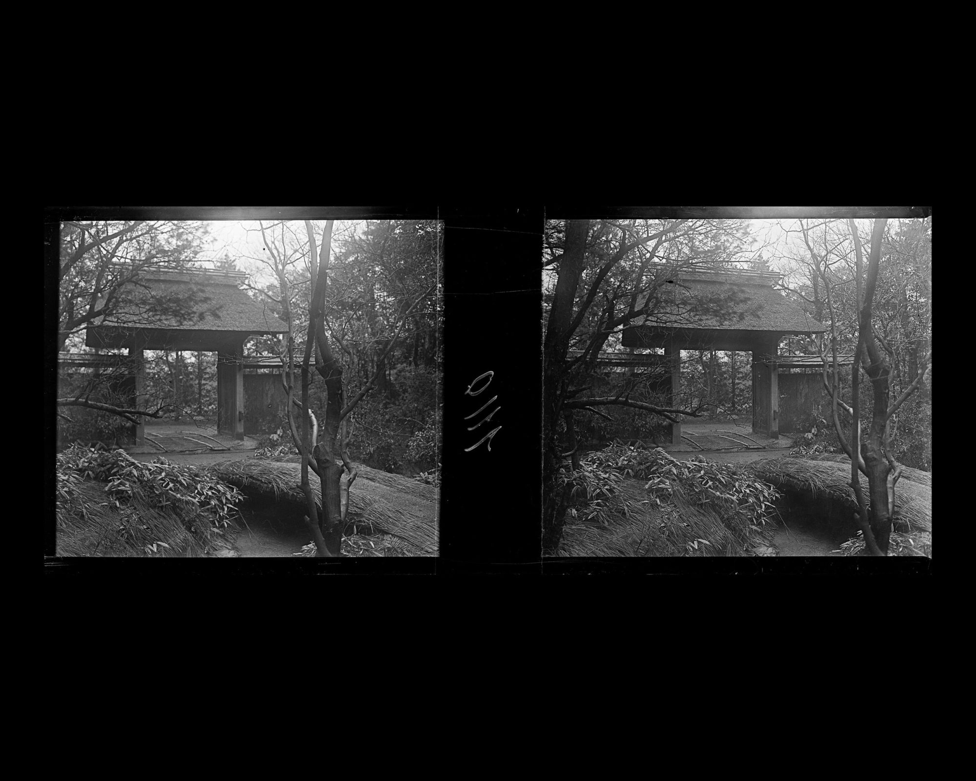 Image représentant L'entrée du jardin de la maison de thé de la résidence de Eiichi Shibusawa