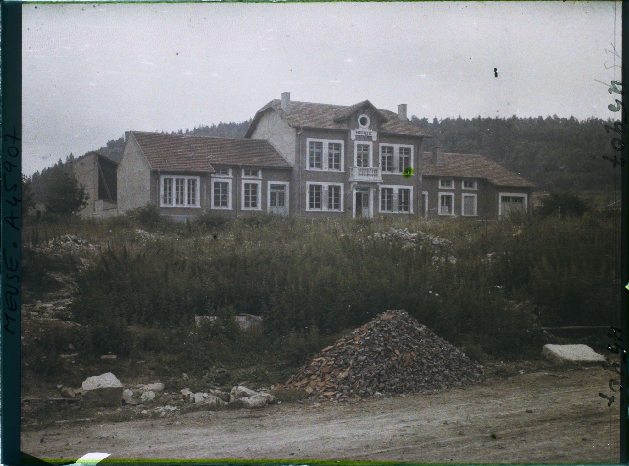 Image représentant France, Combres, Ecoles et Mairie