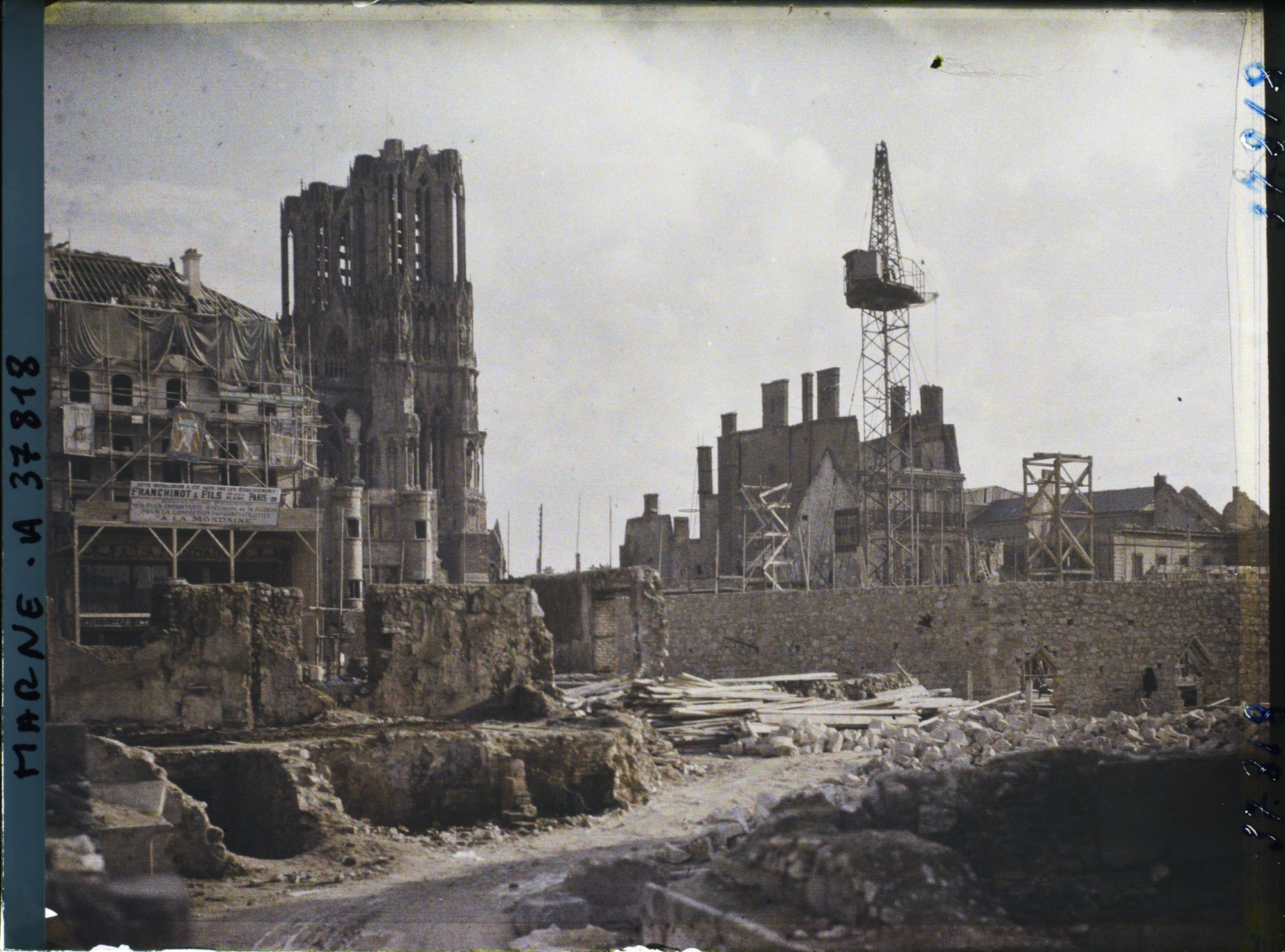 Image représentant France, Reims, Chantier de reconstruction et Cathédrale