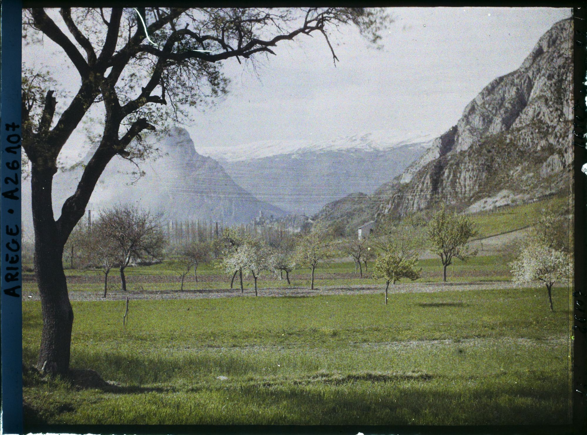 Image représentant Tarascon vu de la route d'Ussat