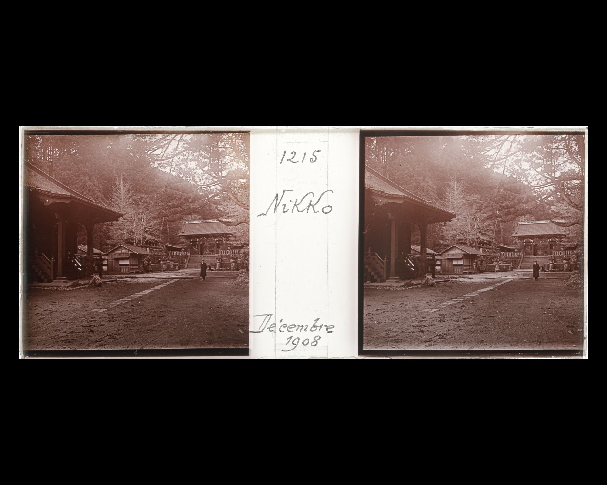 Image représentant Le Futatsu-do avec la Niô-mon (Porte des " Rois Deva ") du sanctuaire Daiyûin-byô à l'arrière-plan