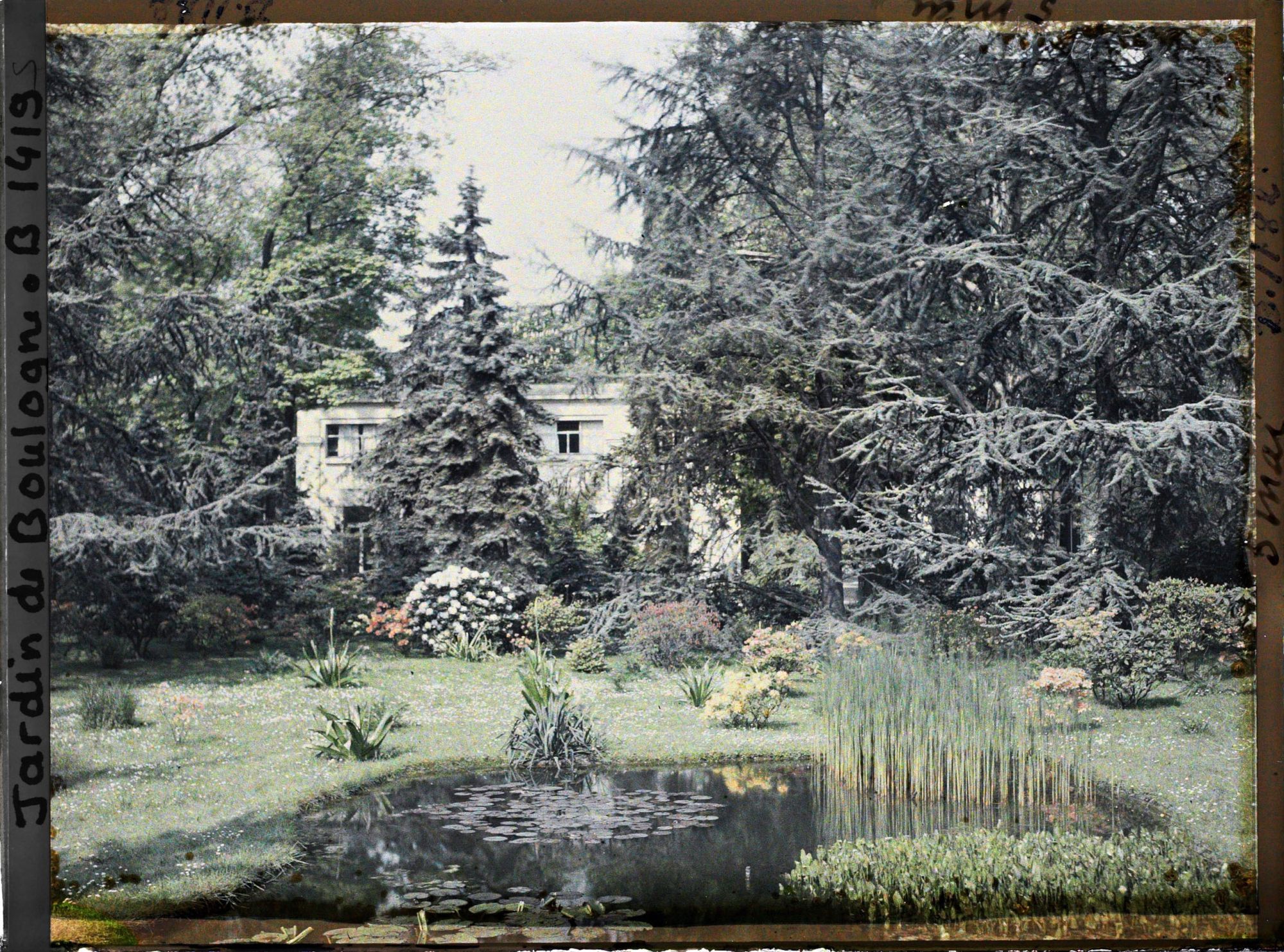 Image représentant Le marais et l'atelier photo, devenu laboratoire des "Archives de la Planète", après l'agrandissement et la transformation du bâtiment en briques qui jouxtait le laboratoire original) (vu de l'est)