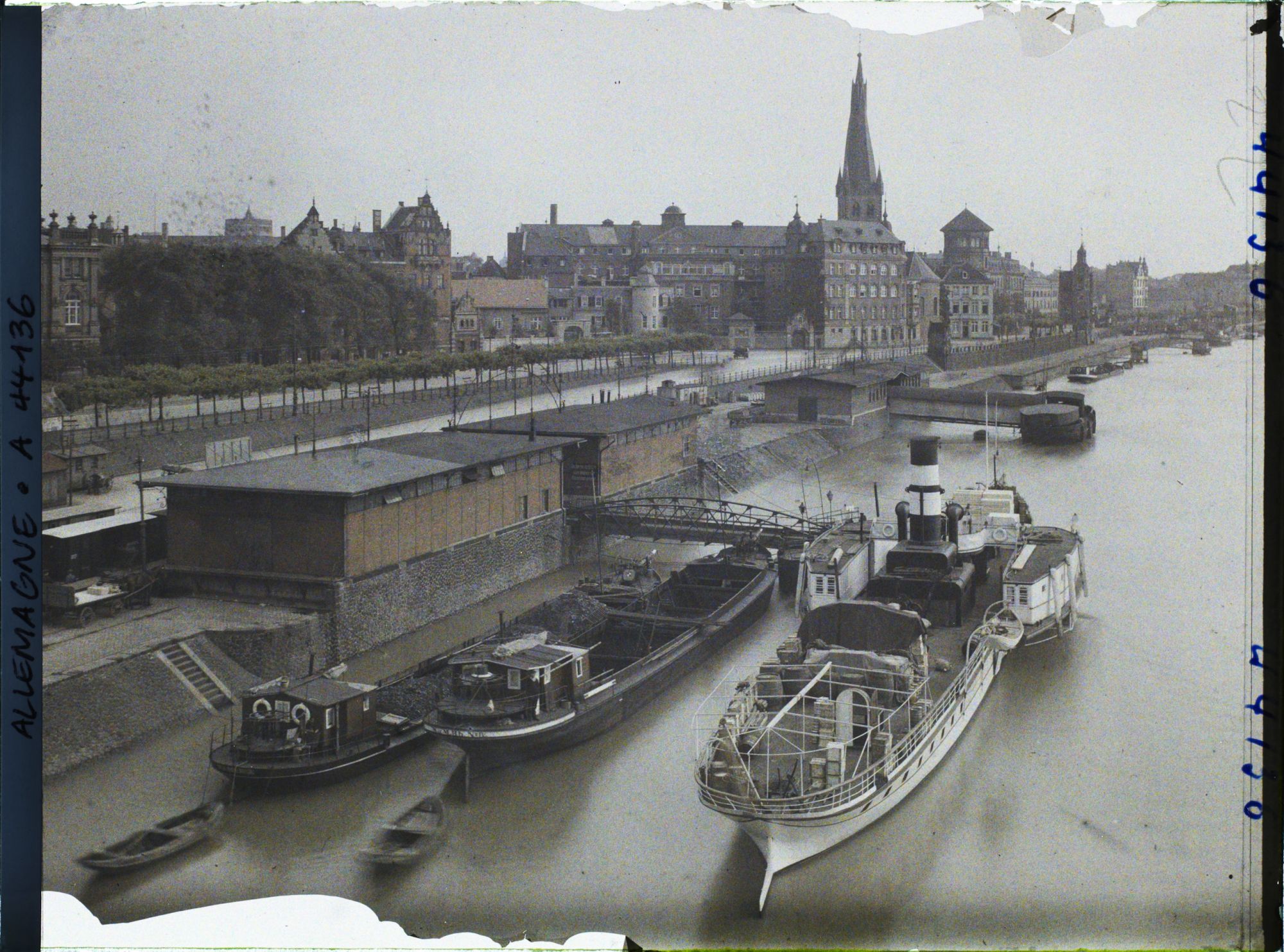 Image représentant Allemagne, Düsseldorf, Les Quais du Rhin vers St Lambert