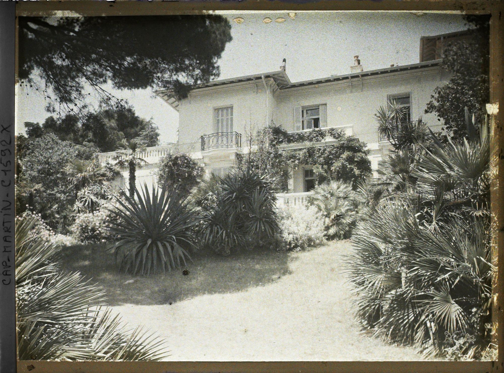 Image représentant La villa Miramar rénovée, vue de face, côté jardin