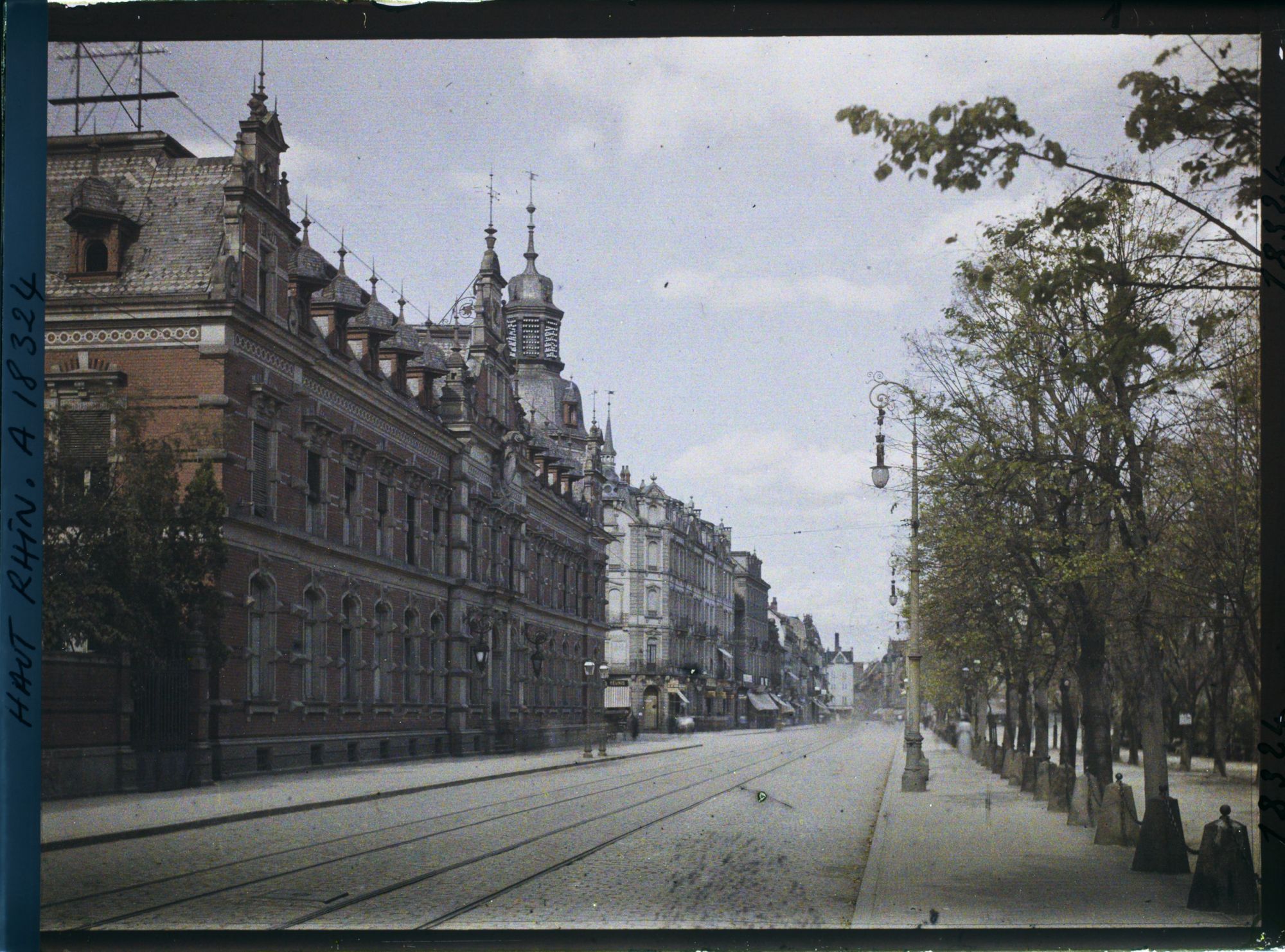 Image représentant France, Colmar, L'avenue de la République : à gauche l'Hotel des Postes