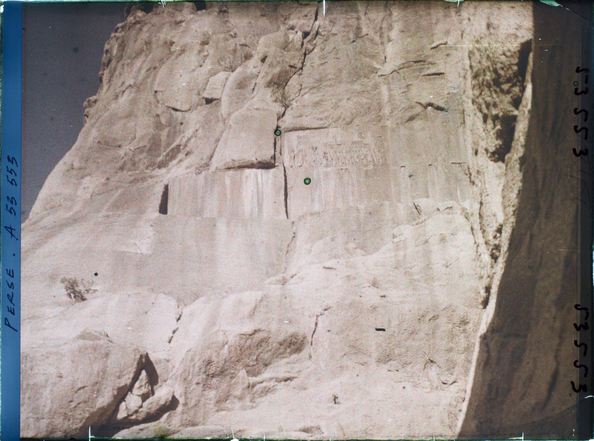 Image représentant Le monument de Darius 1er : bas-relief et inscriptions trilingues en cunéiformes, à 63 mètres de hauteur (521-524 avant J.-C.)