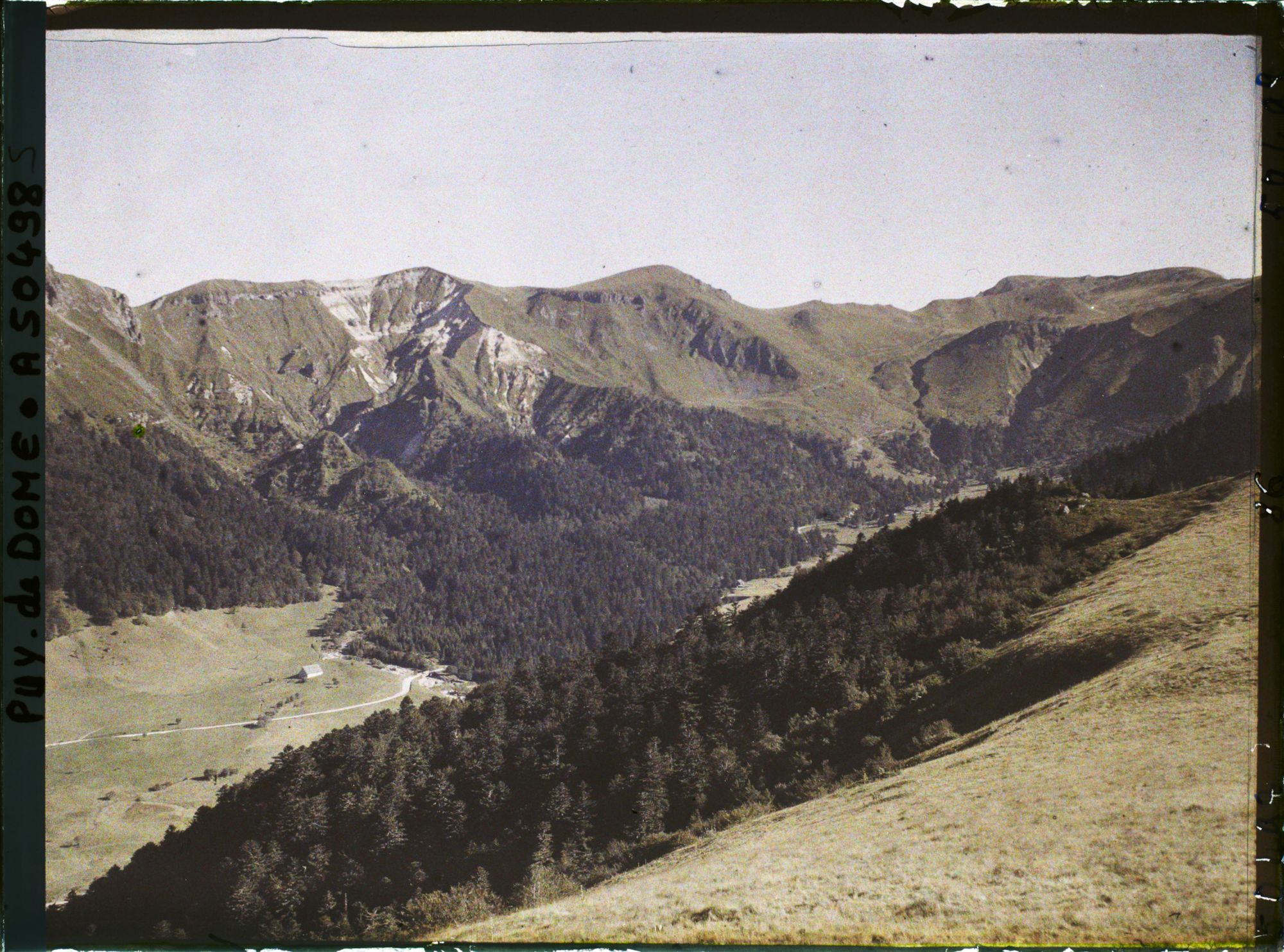 Image représentant France, Mont Dore, Le fond de la Vallée vue prise du Capucin, à dr. le Sancy, au bas, la route du Mont Dore