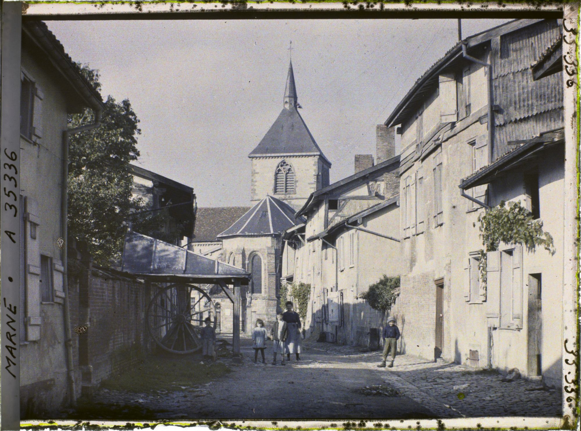 Image représentant France, Ste Menehould le haut, Abords de l'Eglise