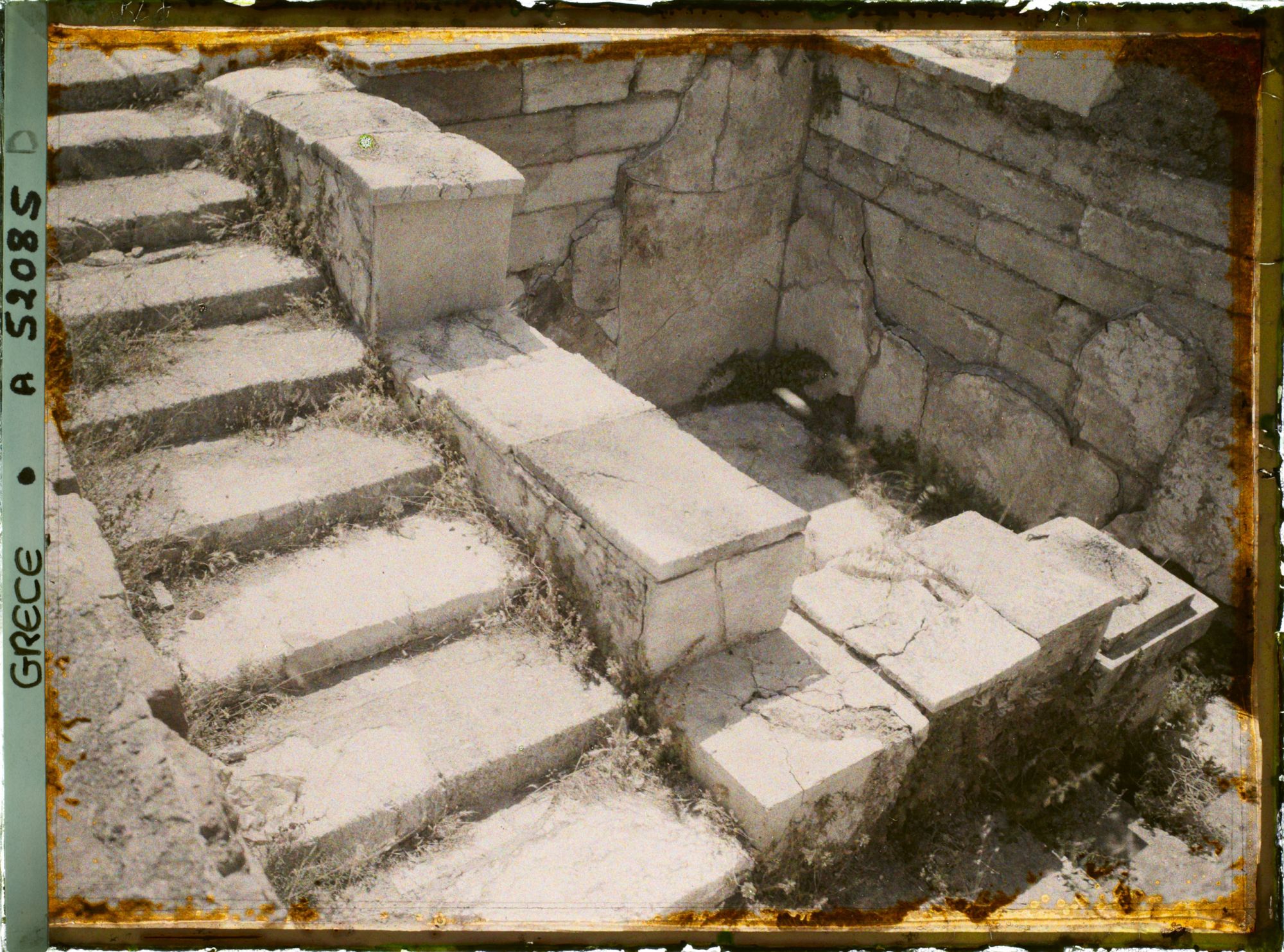 Image représentant Une installation sanitaire ("bain") du Megarons (appartements) de la Reine, dans l'aile orientale du Palais