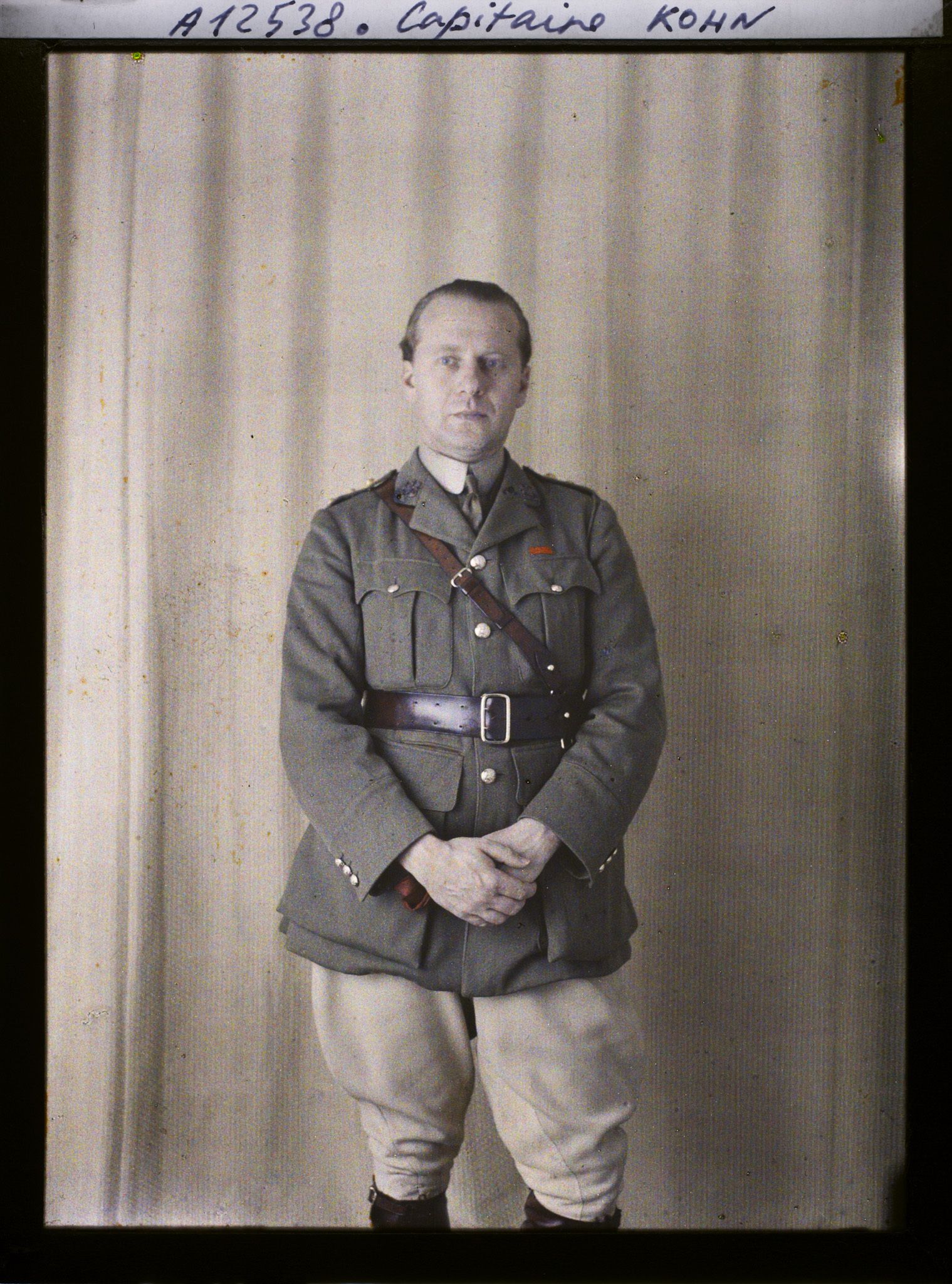 Image représentant Le capitaine  https://musee-albert-kahn.s-museum.fr/home/NWQ2OTAwYzNmYjZlZTk1ZWQwODJmMjY4L2dlbmVyaWMtbm90aWNlLXRhYi9hdXRob3JpdHkvNjE3YTc5ZjVjZjhiODk2OGIzMzM3ZDIx/5d6900c3fb6ee95ed082f268/generic-notice-tab/authority/617a79ebcf8b8968b3337086 Kohn