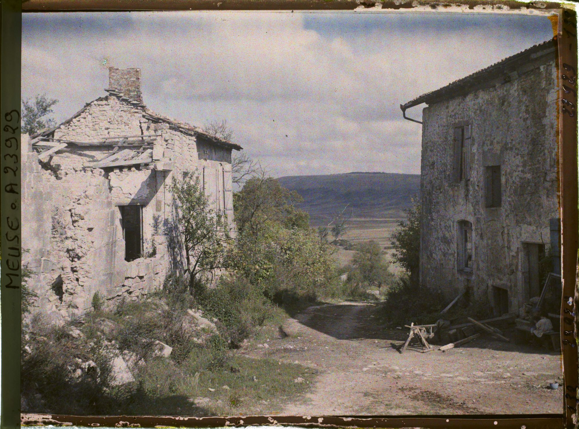 Image représentant France, Dun s/Meuse, Un coin de la Ville haute