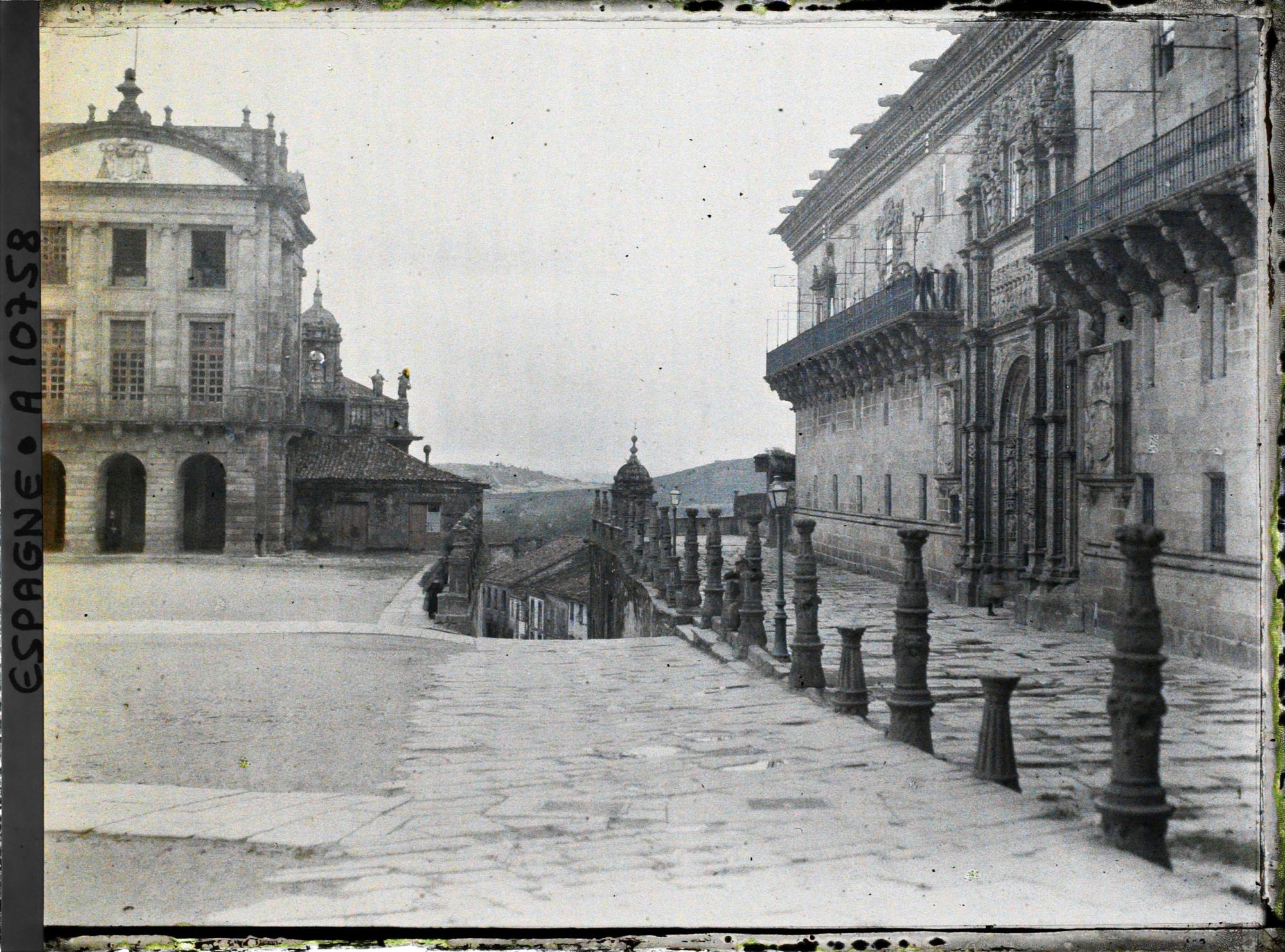 Image représentant Espagne, Santiago de Compostela, L'Hopital (XVe Se) et la Colonnade de granite en avant