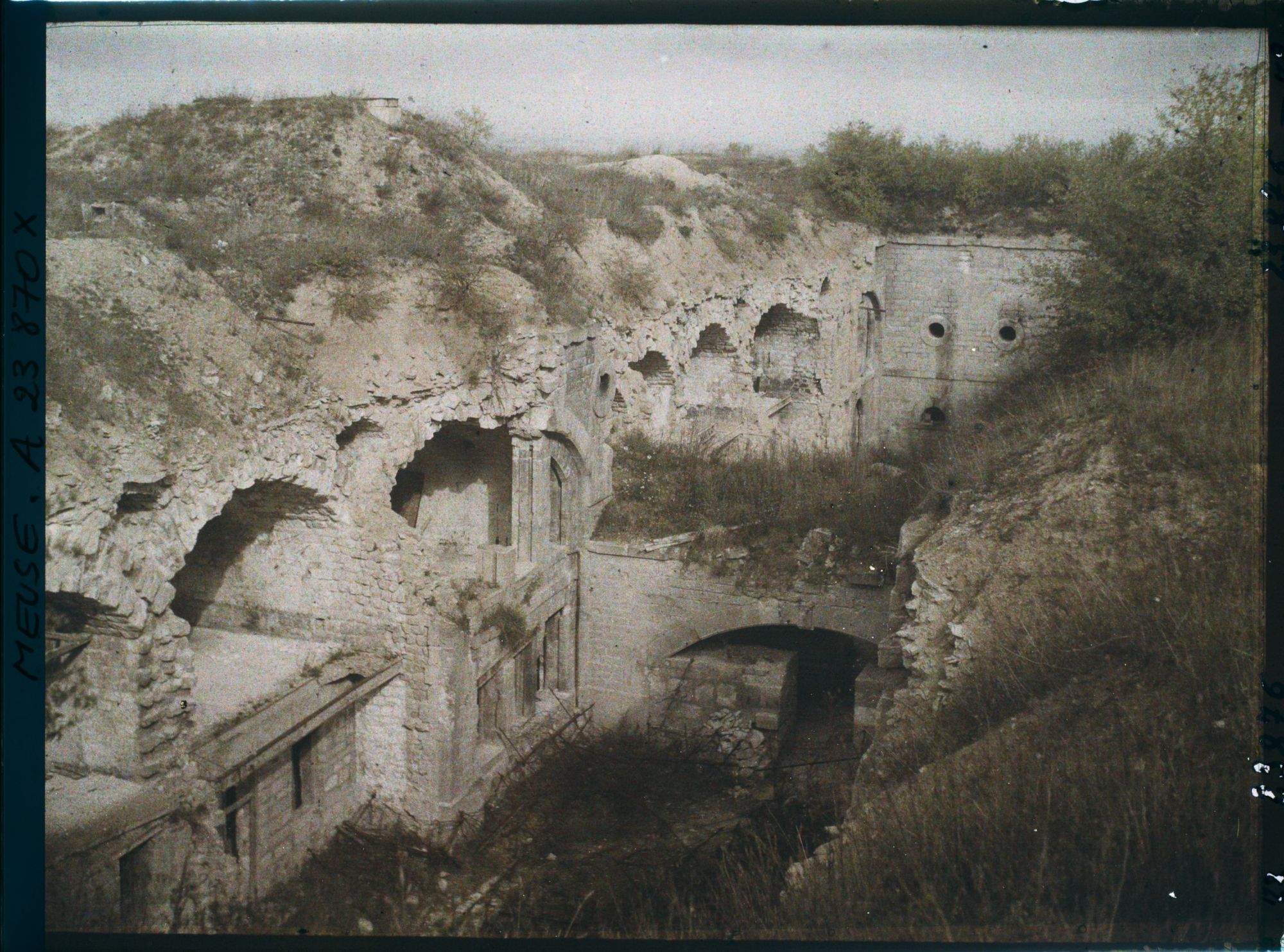 Image représentant Voûtes crevées à l'intérieur du fort