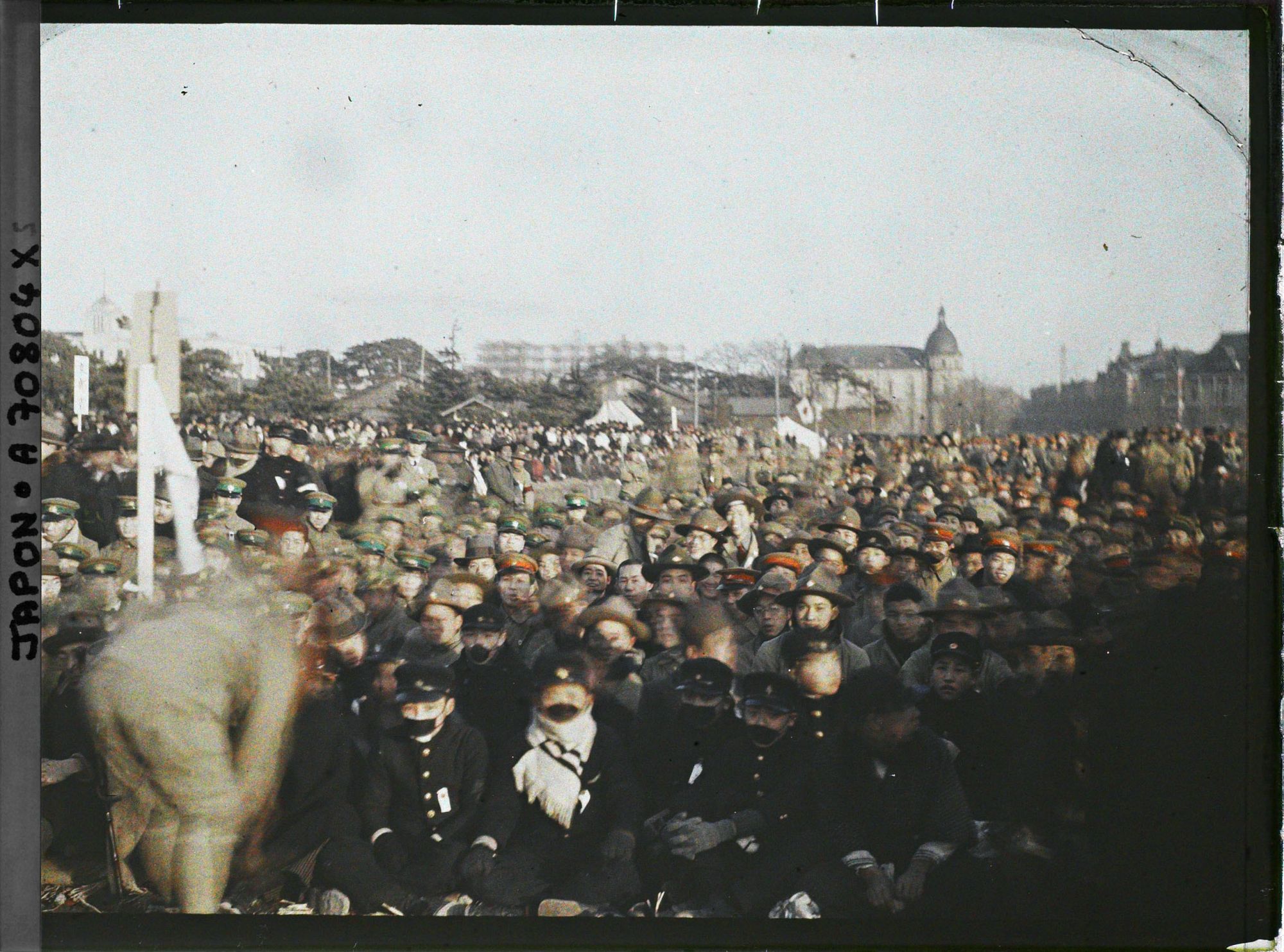 Image représentant Funérailles de l'Empereur Taisho-Tenno (Yoshihito), foule (militaires, scouts, étudiants)