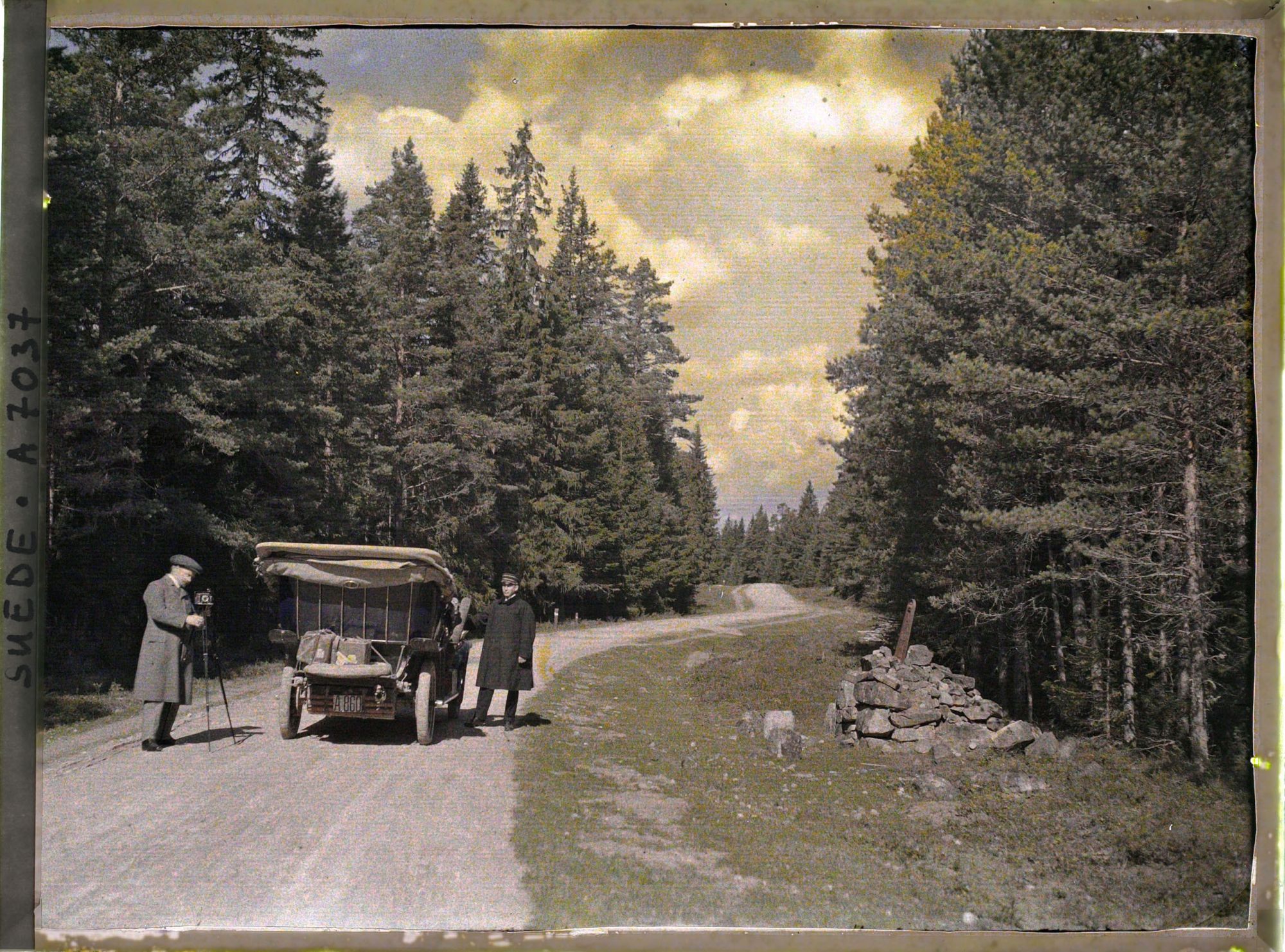 Image représentant Le photographe norvégien Anders Beer Wilse réglant son appareil