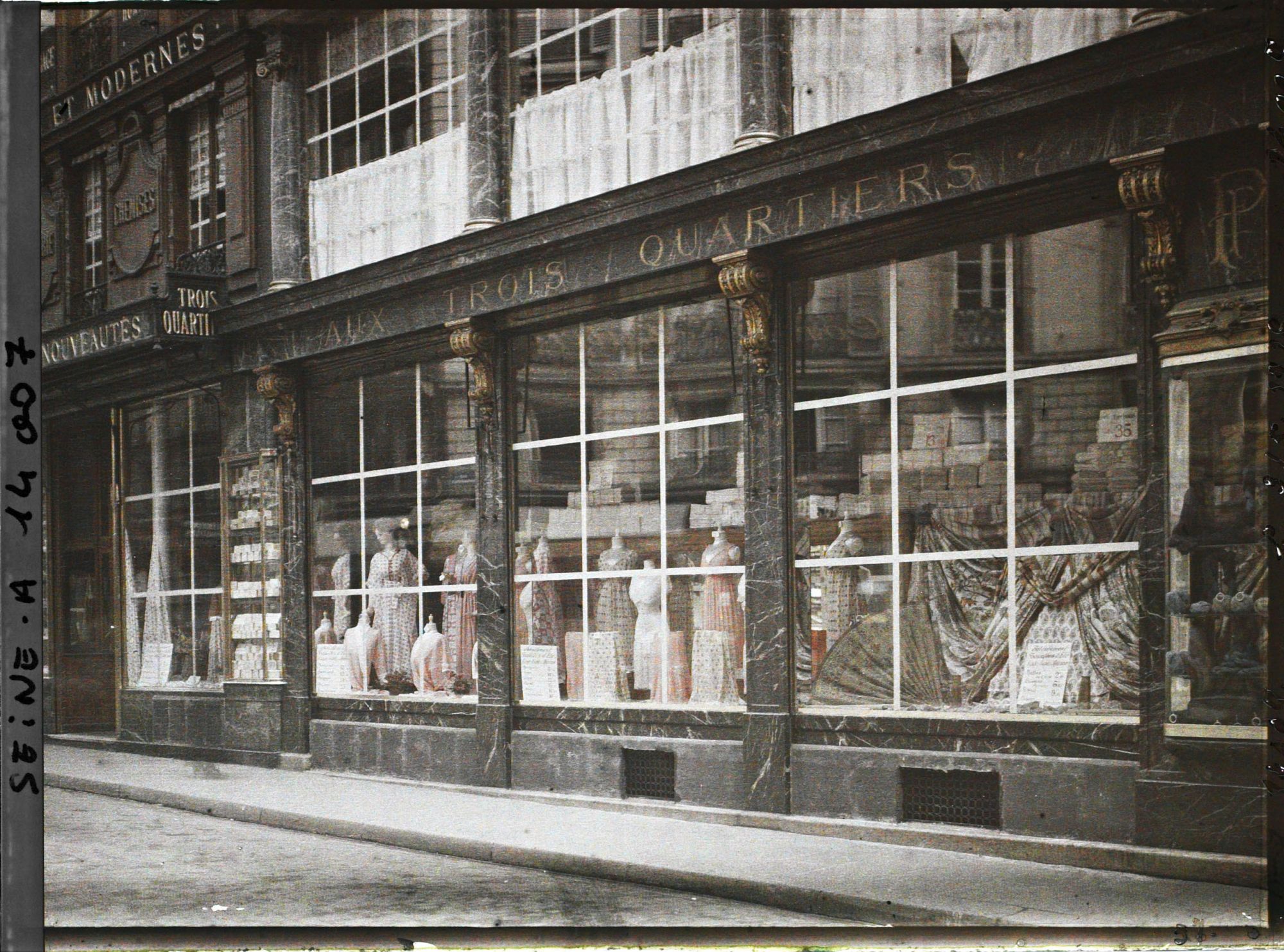 Image représentant Vitrines du magasin de mode Aux Trois Quartiers protégées contre les bombardements boulevard de la Madeleine
