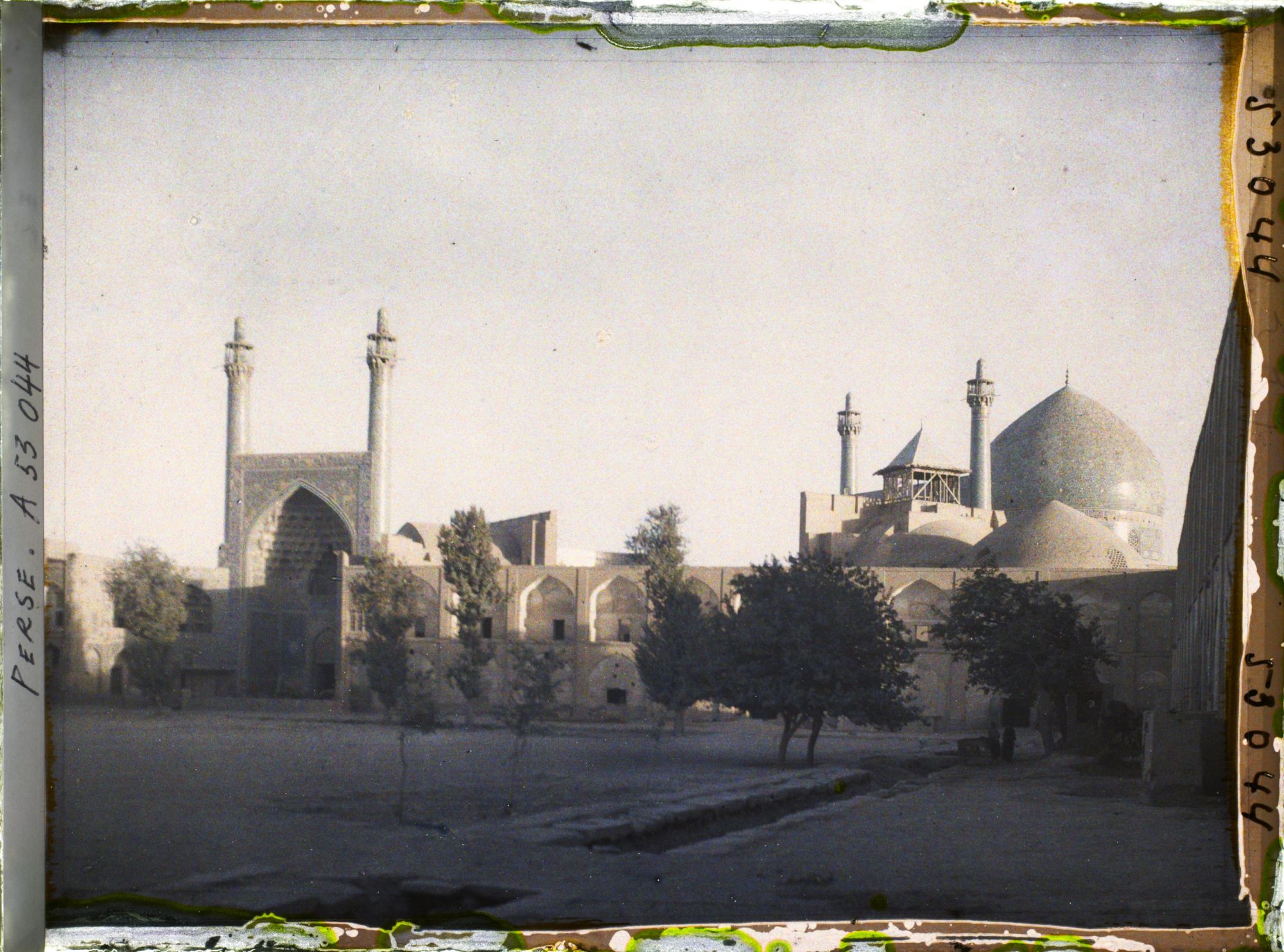 Image représentant La Masjid-i-Chah (mosquée du Chah) au crépuscule
